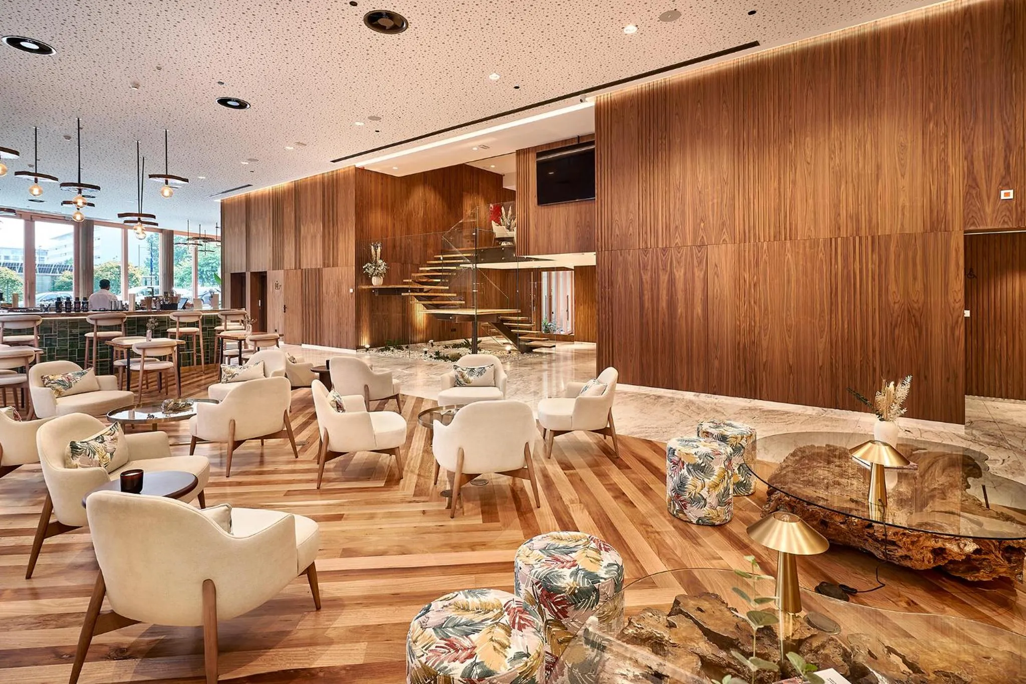 Communal lounge/ TV room in The Log Porto Hotel by Piamonte Hotels