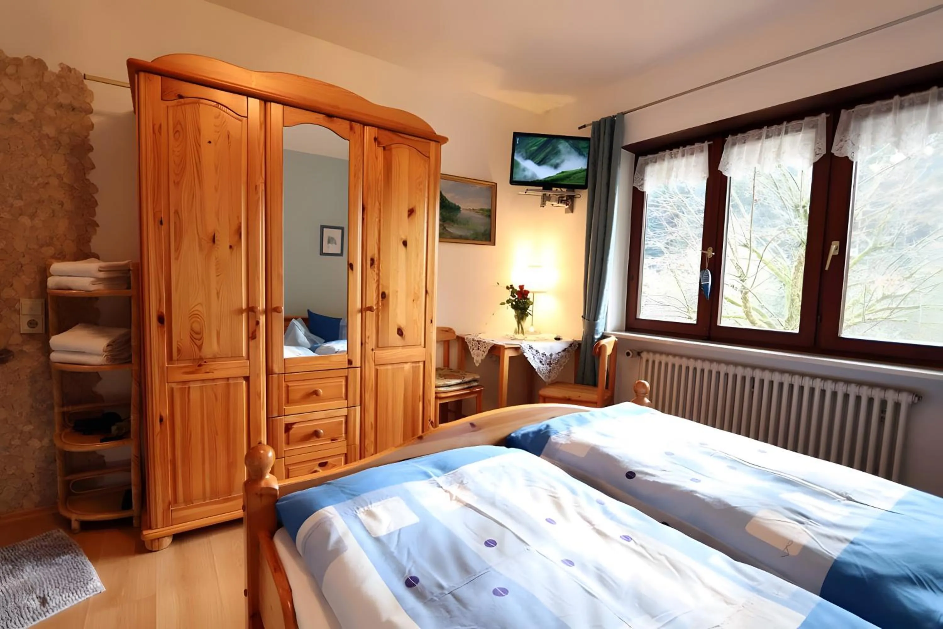 Living room, Bed in Gasthaus Zur Linde Ferienwohnungen