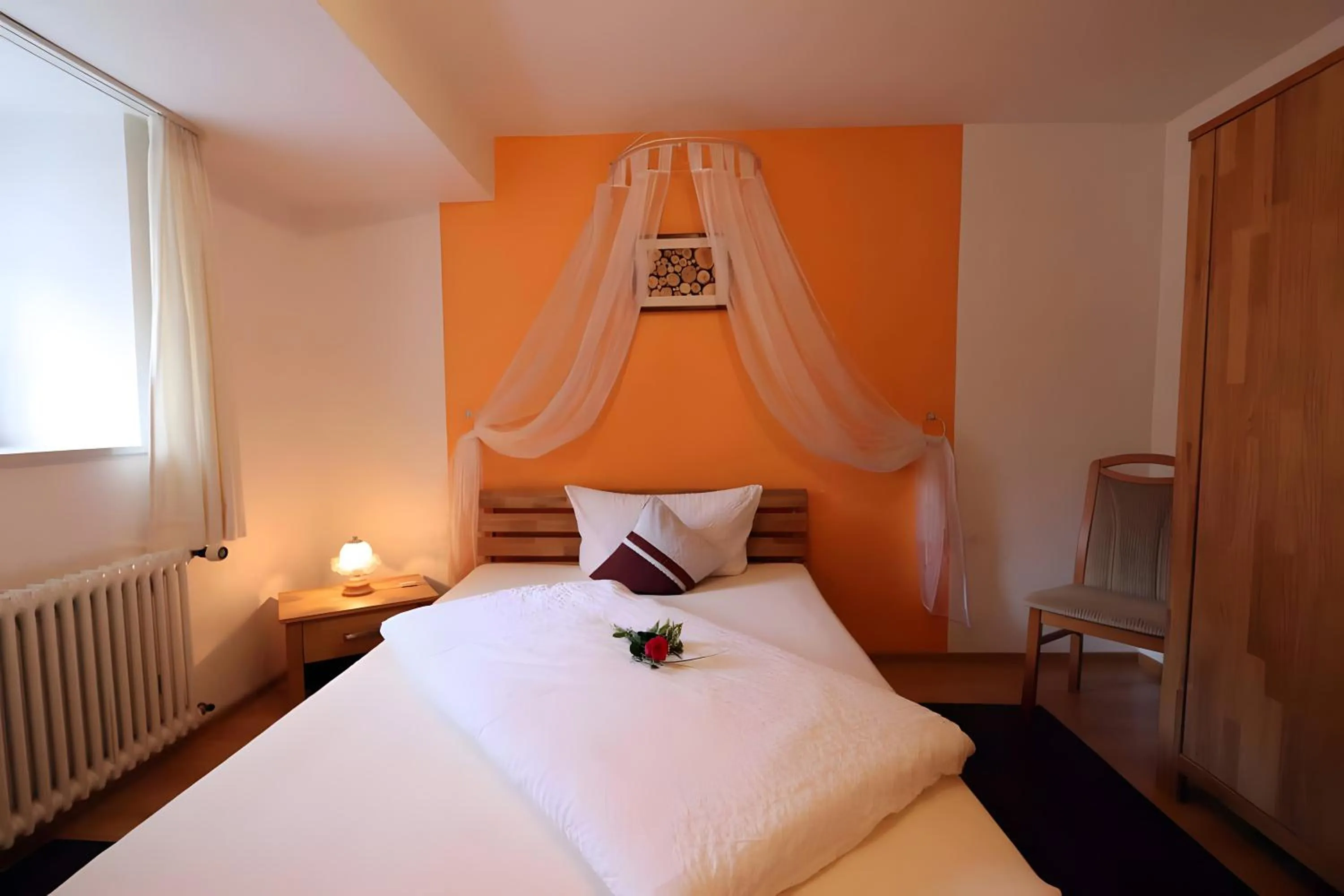 Property building, Bed in Gasthaus Zur Linde Ferienwohnungen