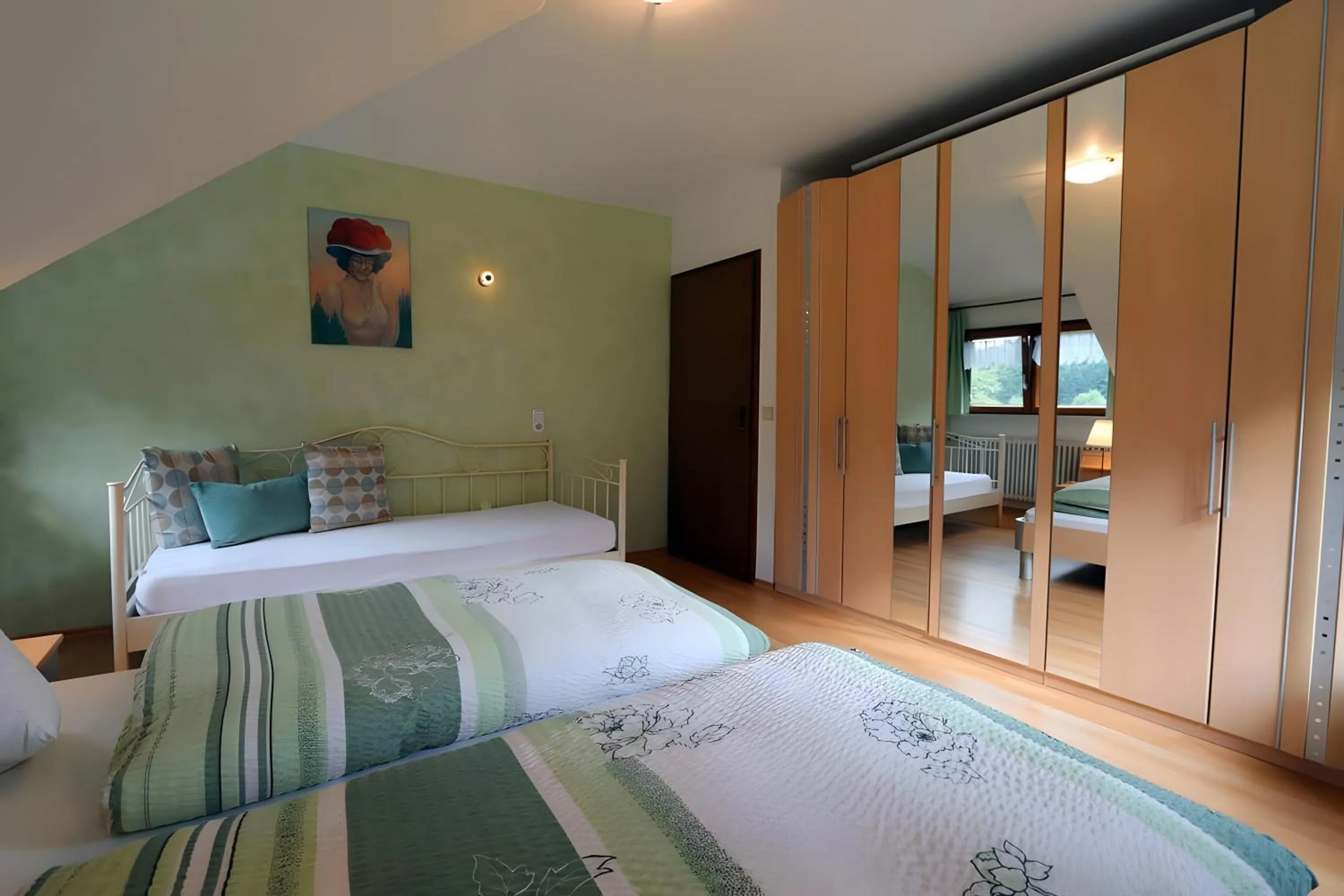 Property building, Bed in Gasthaus Zur Linde Ferienwohnungen