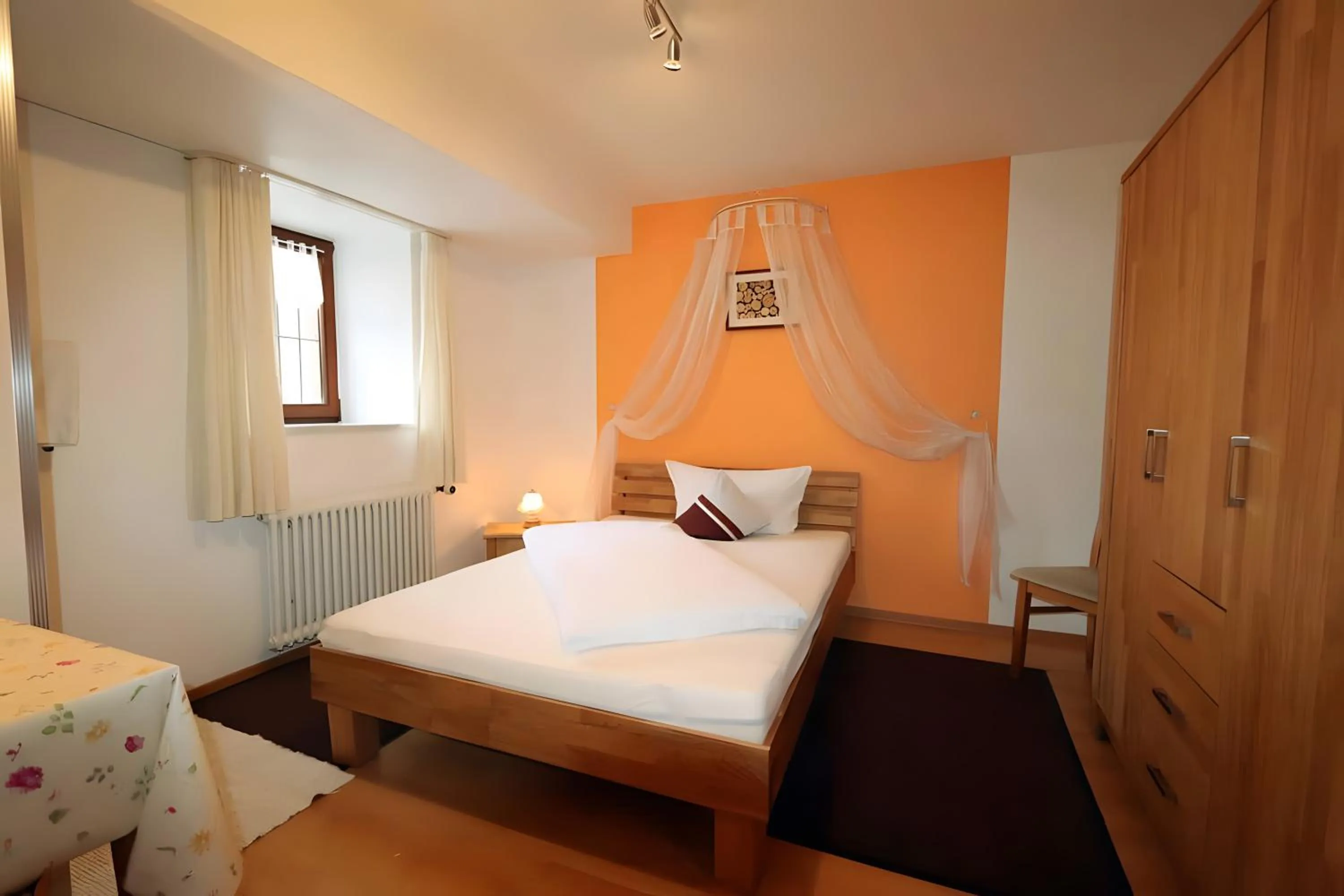 Living room, Bed in Gasthaus Zur Linde Ferienwohnungen