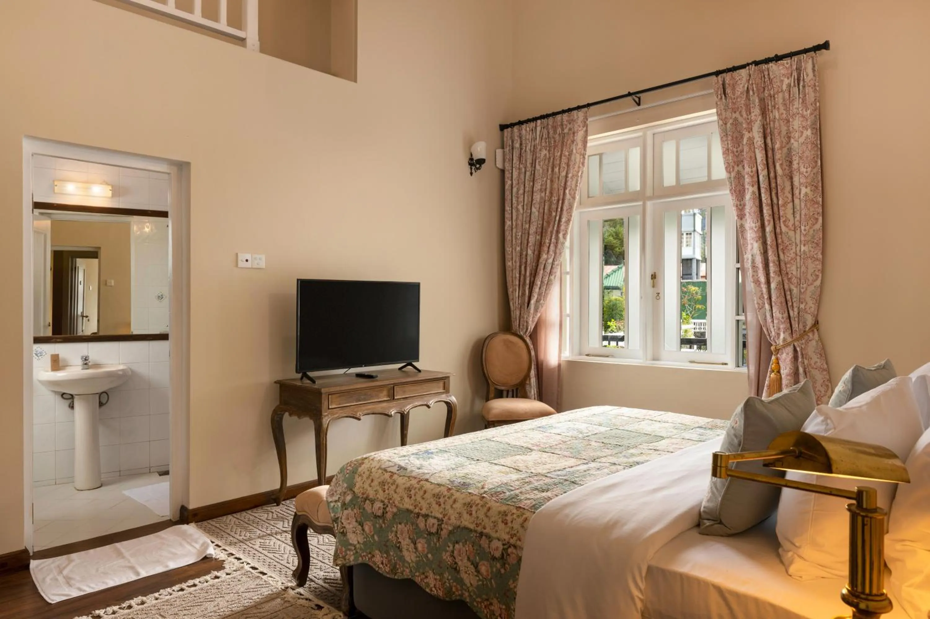 TV and multimedia, Bed in Grand Bungalow Nuwara Eliya by Seven Angels