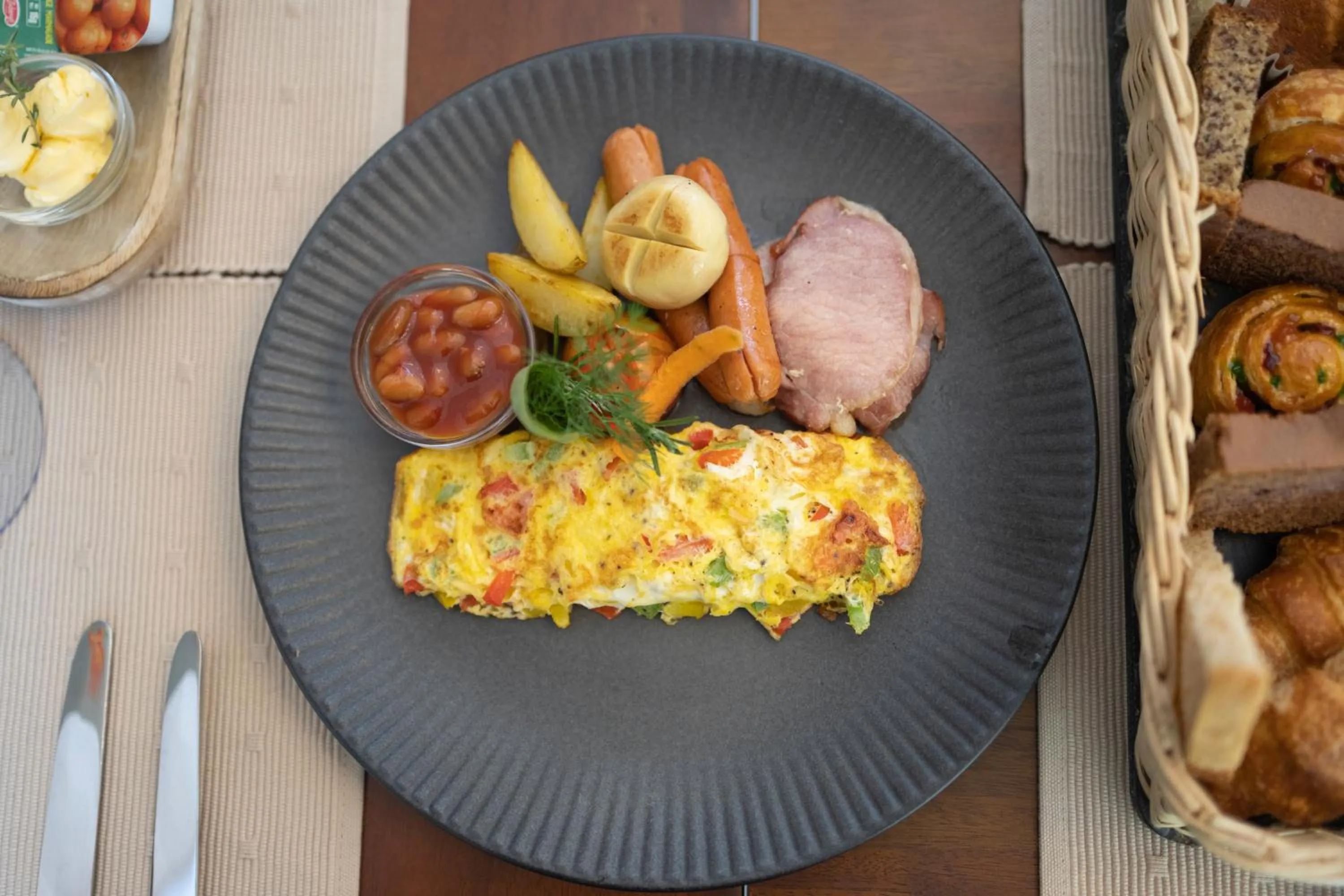 Breakfast in Grand Bungalow Nuwara Eliya by Seven Angels