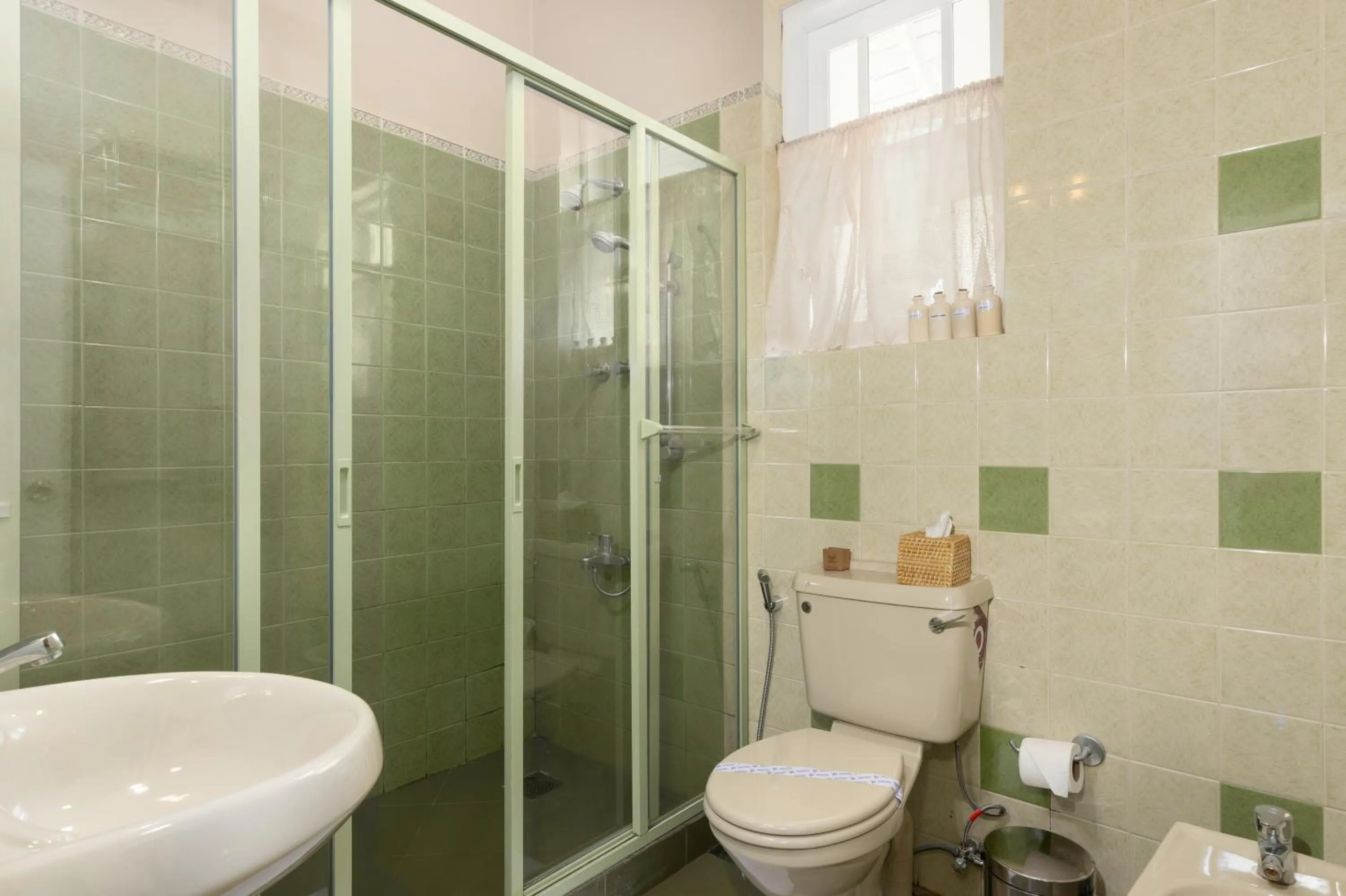 Toilet in Grand Bungalow Nuwara Eliya by Seven Angels