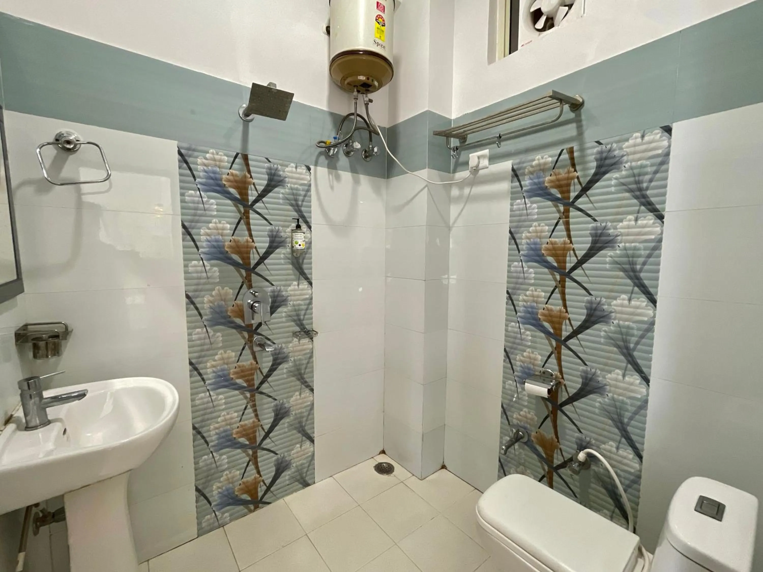 Shower in Wanna Stay Rishikesh