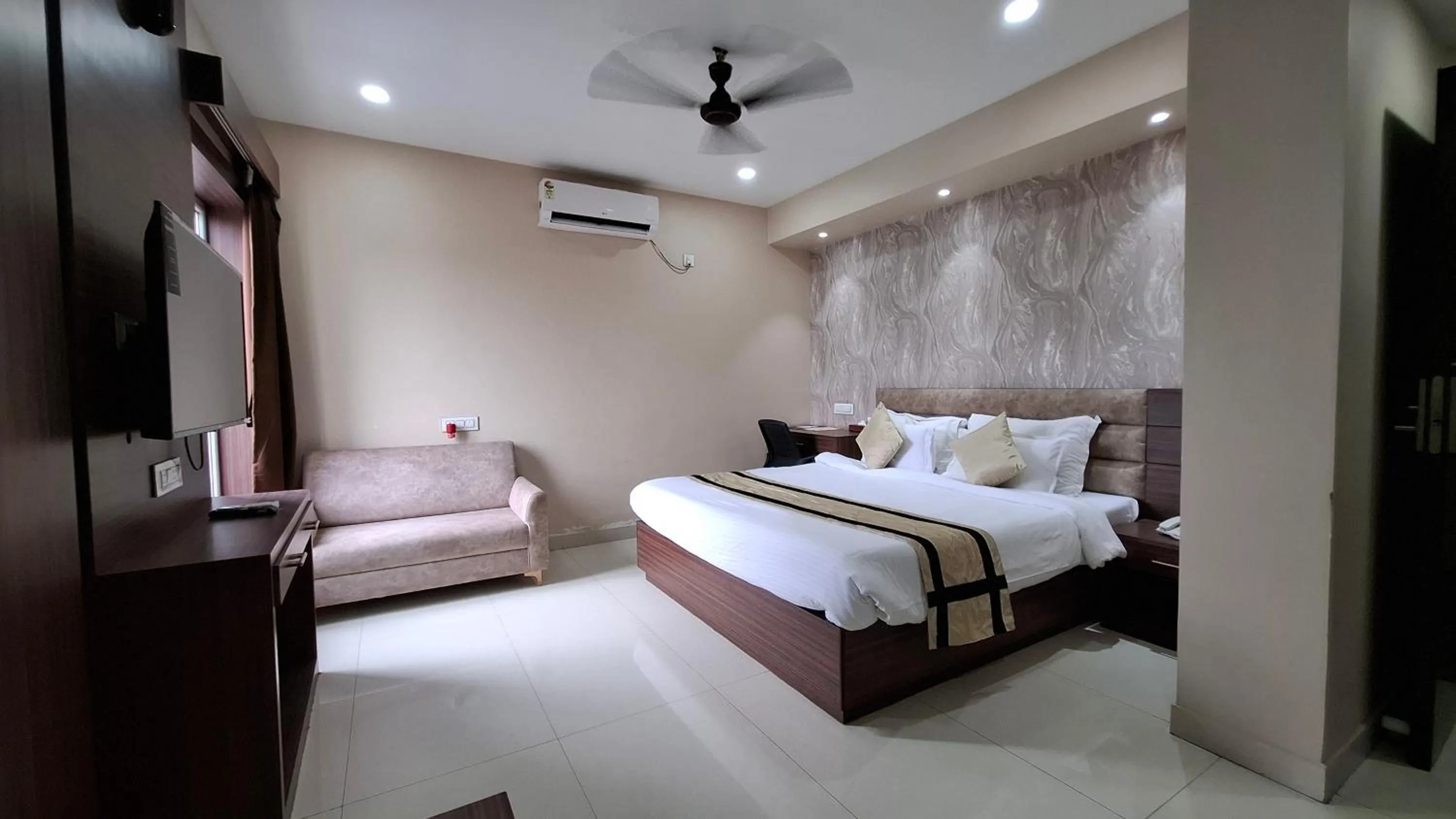 Bed in Park Eastern Hotel