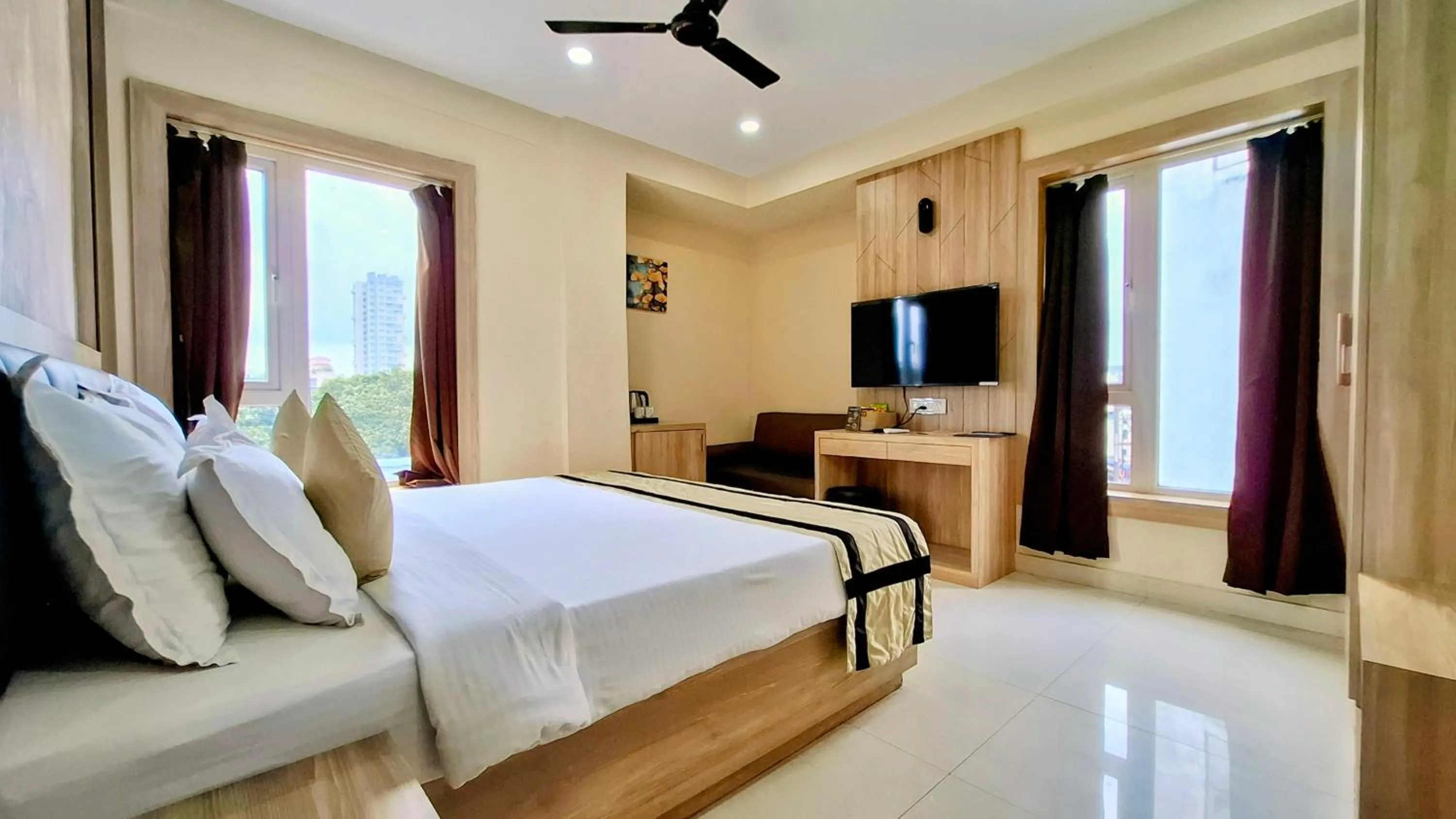 Photo of the whole room, Bed in Park Eastern Hotel