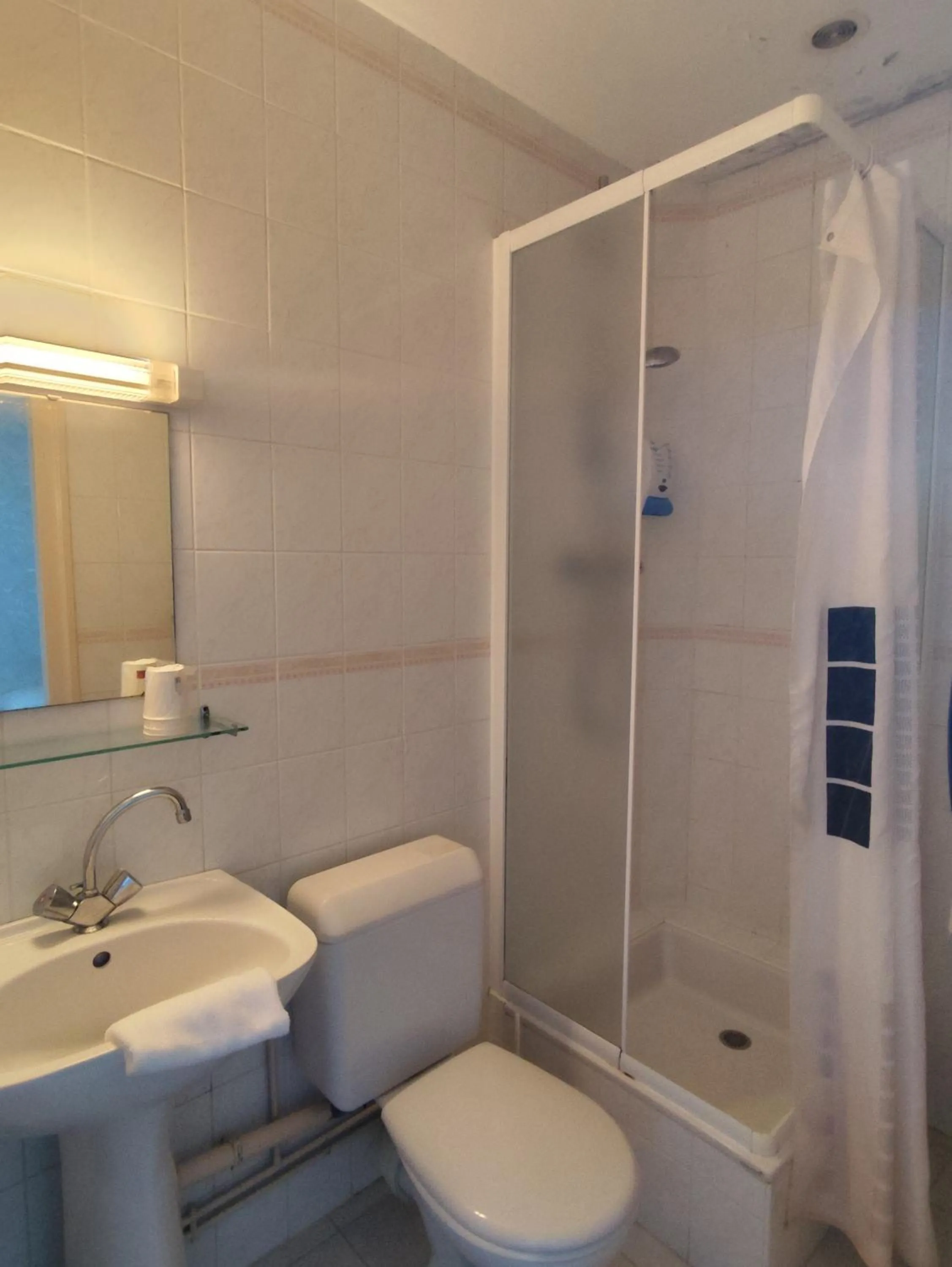 Shower in A L'Orée du Bois chez Doudou&Lolo