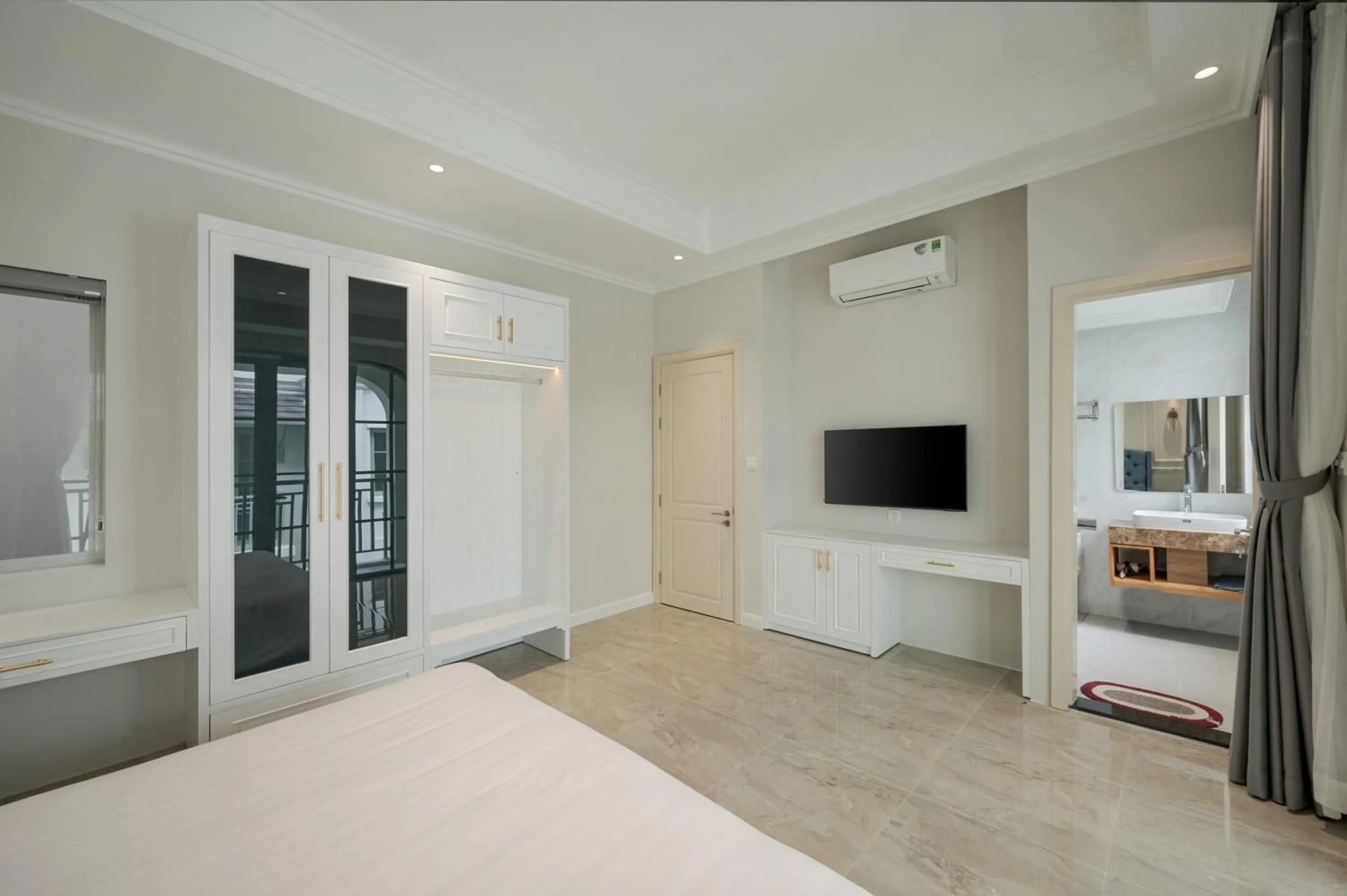 TV and multimedia, Bed in La isla Apartments & Villas - Sea View & Fireworks Phu Quoc