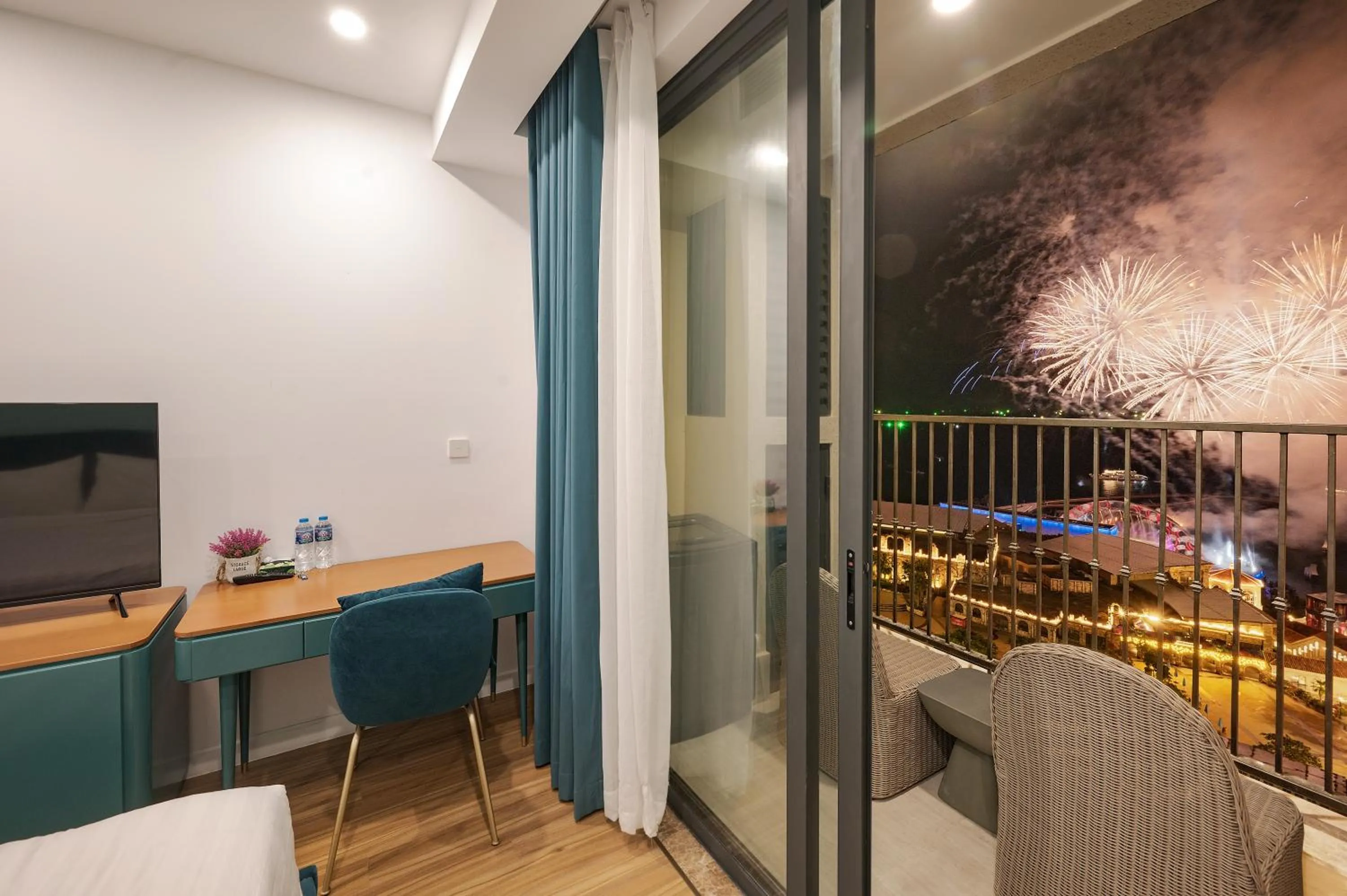 Night in La isla Apartments & Villas - Sea View & Fireworks Phu Quoc