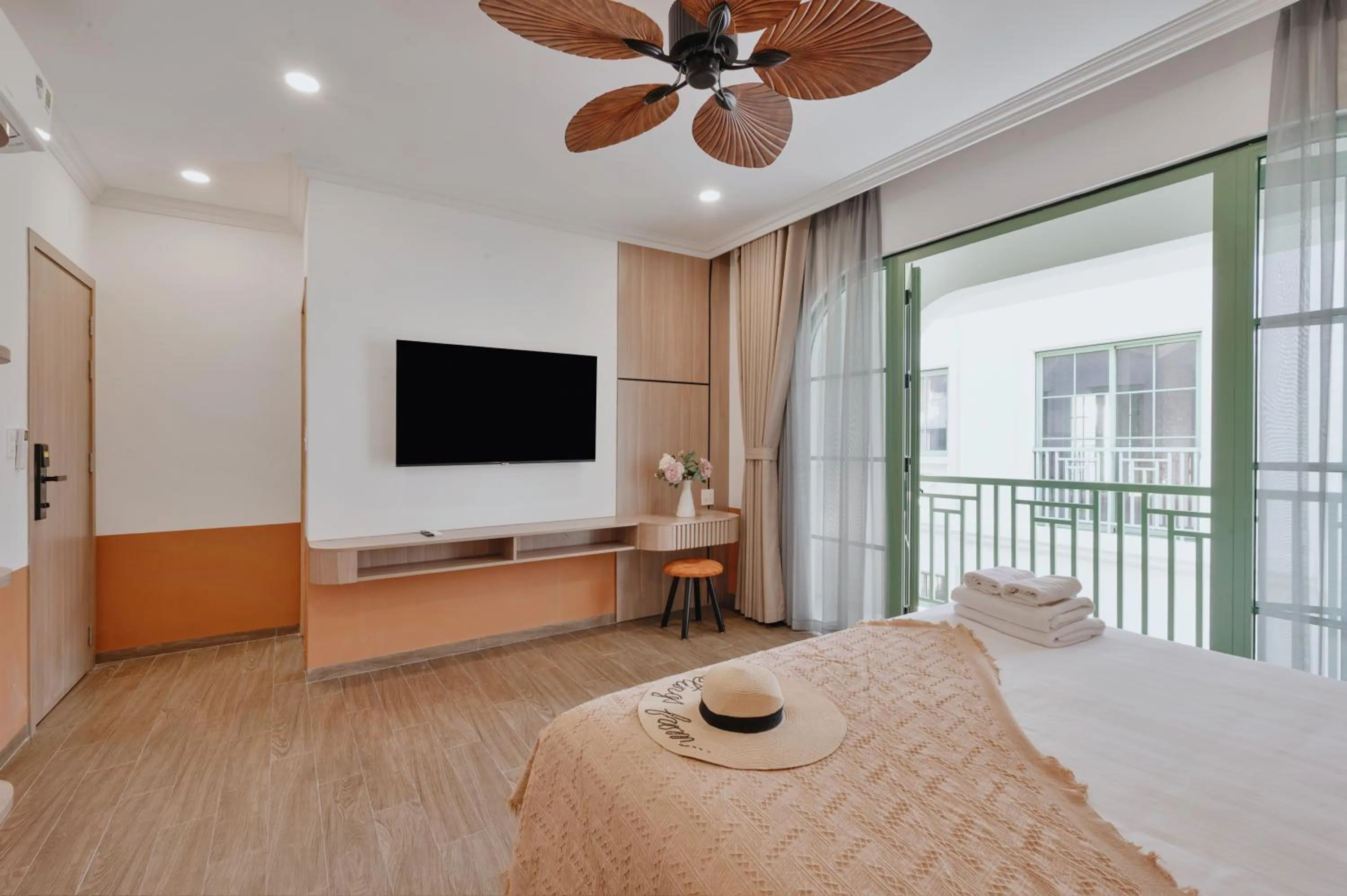 TV and multimedia, Bed in La isla Apartments & Villas - Sea View & Fireworks Phu Quoc