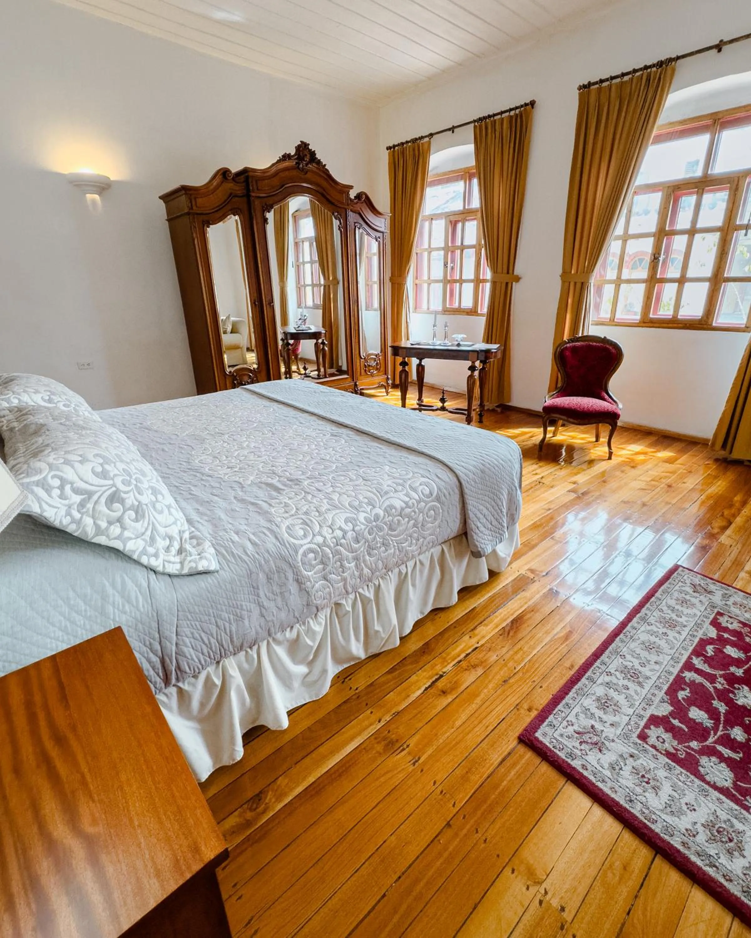 Photo of the whole room, Bed in Hotel Boutique Casa Montalvo Cuenca