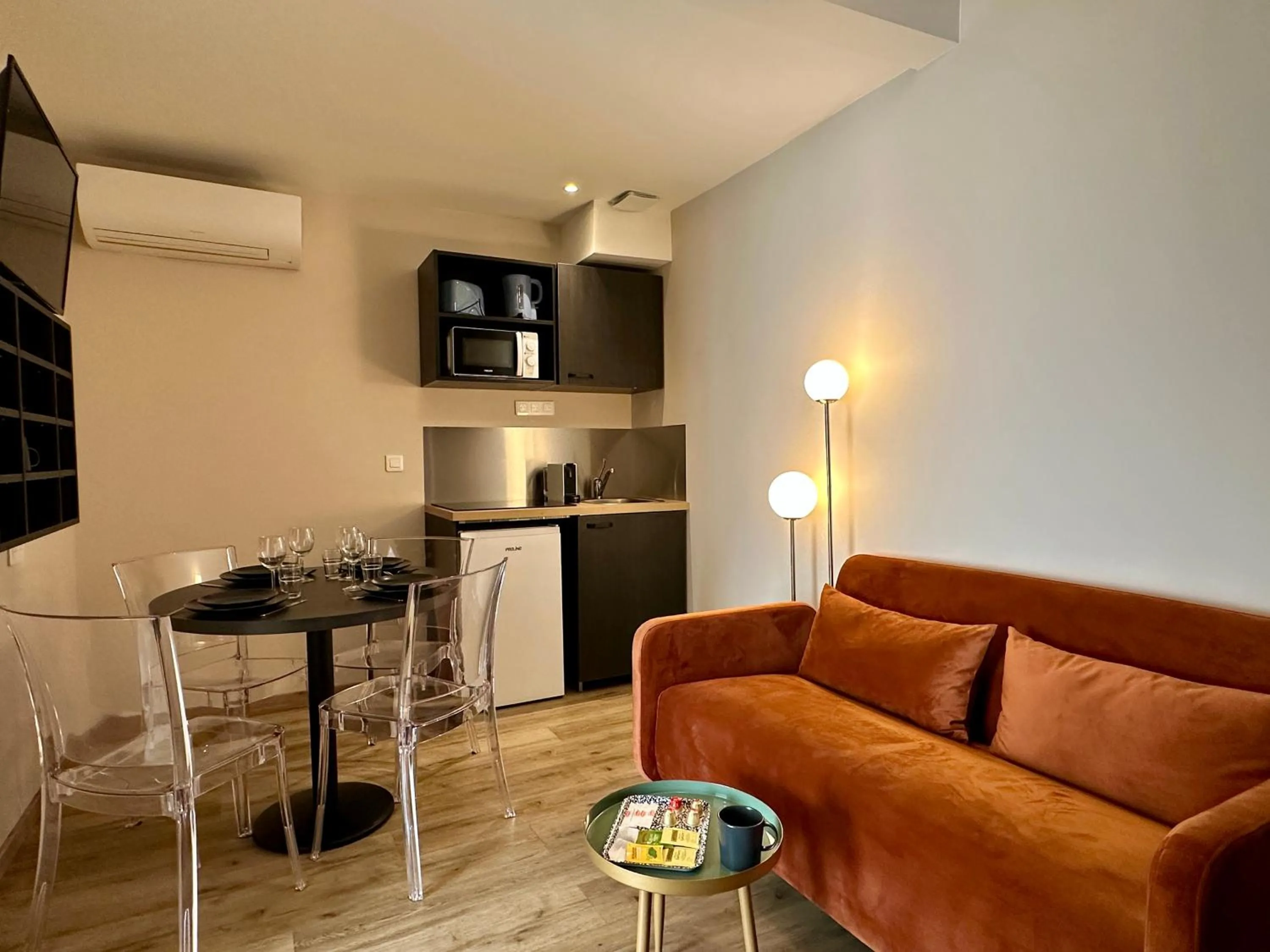 Photo of the whole room in Smartappart Niort