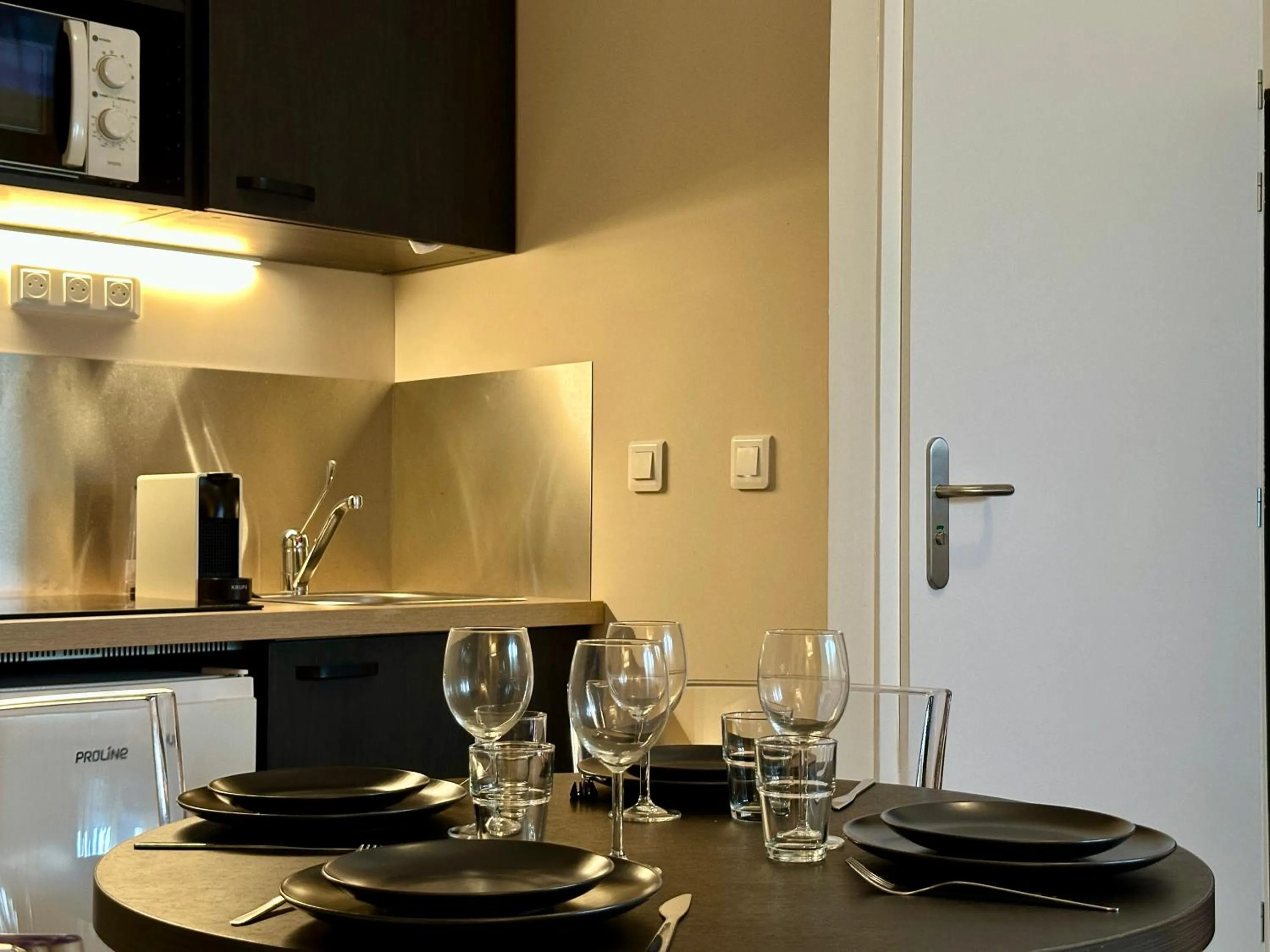 Dining area in Smartappart Niort