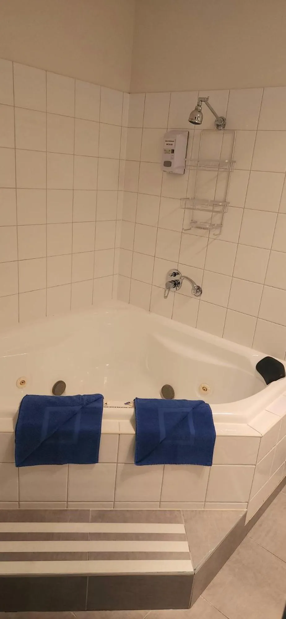 Hot Tub in Motel On A'Beckett