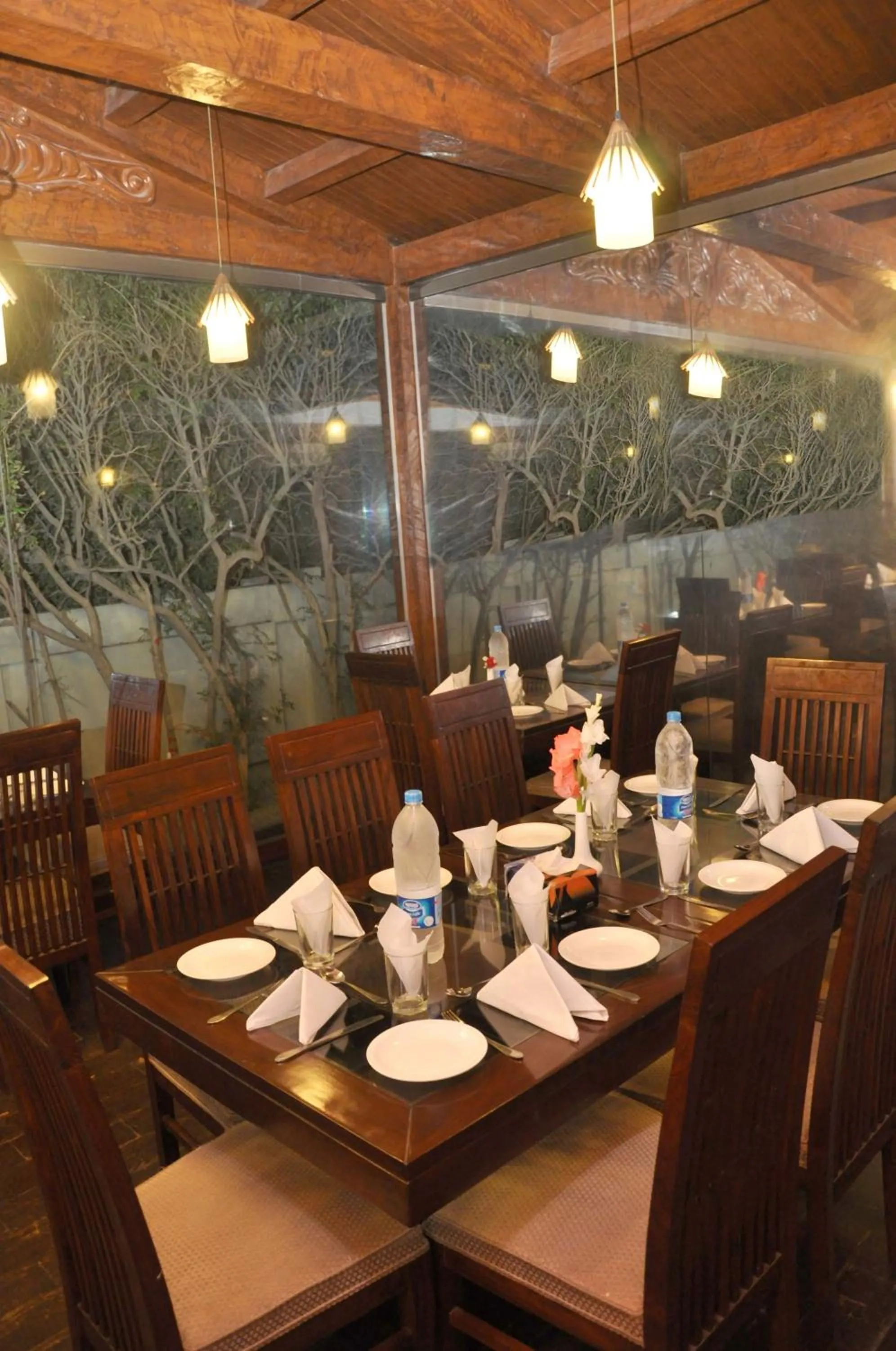 Restaurant/places to eat in Royal Elegance Hotel