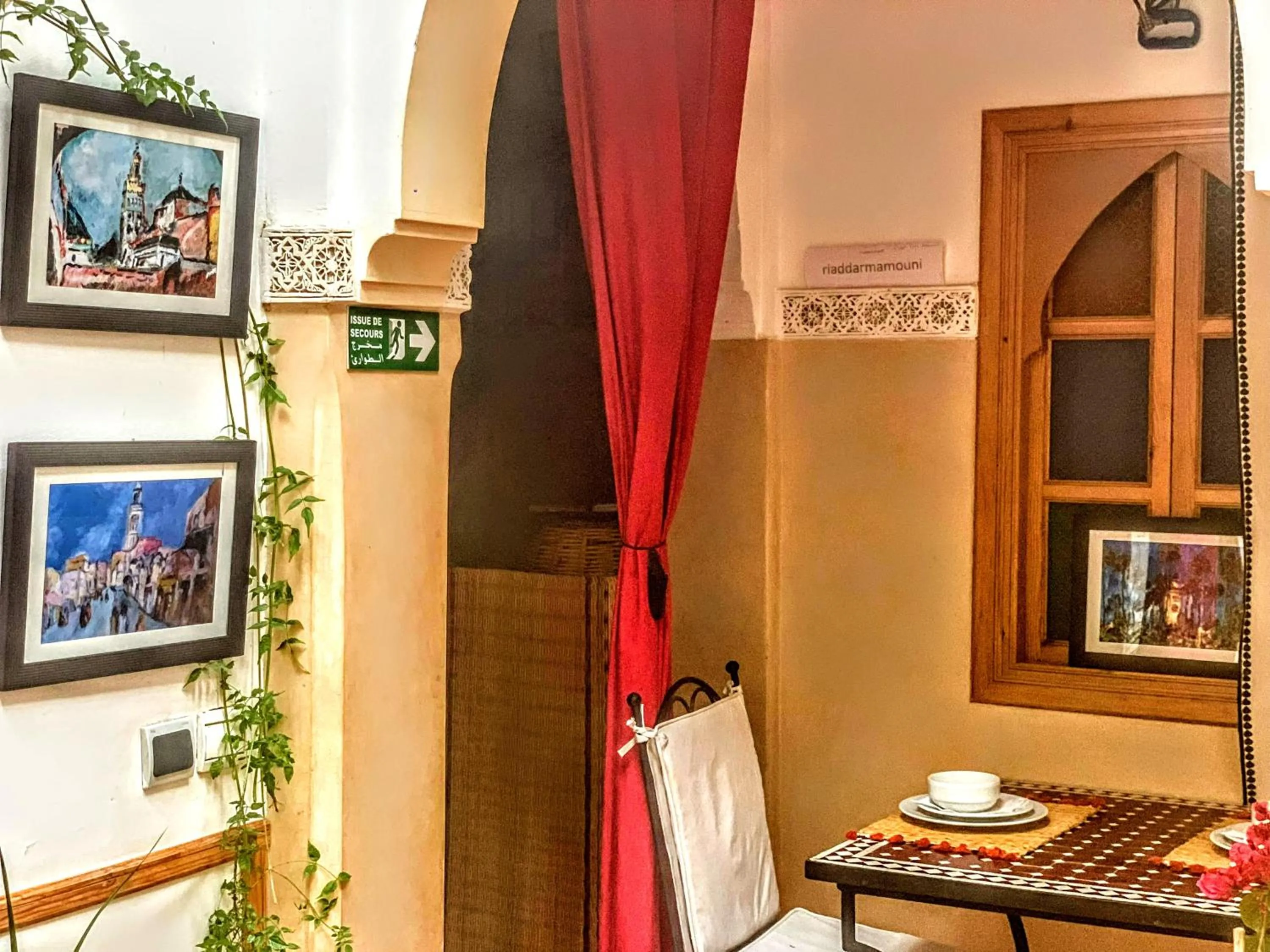 Communal lounge/ TV room in Riad Dar Mamouni