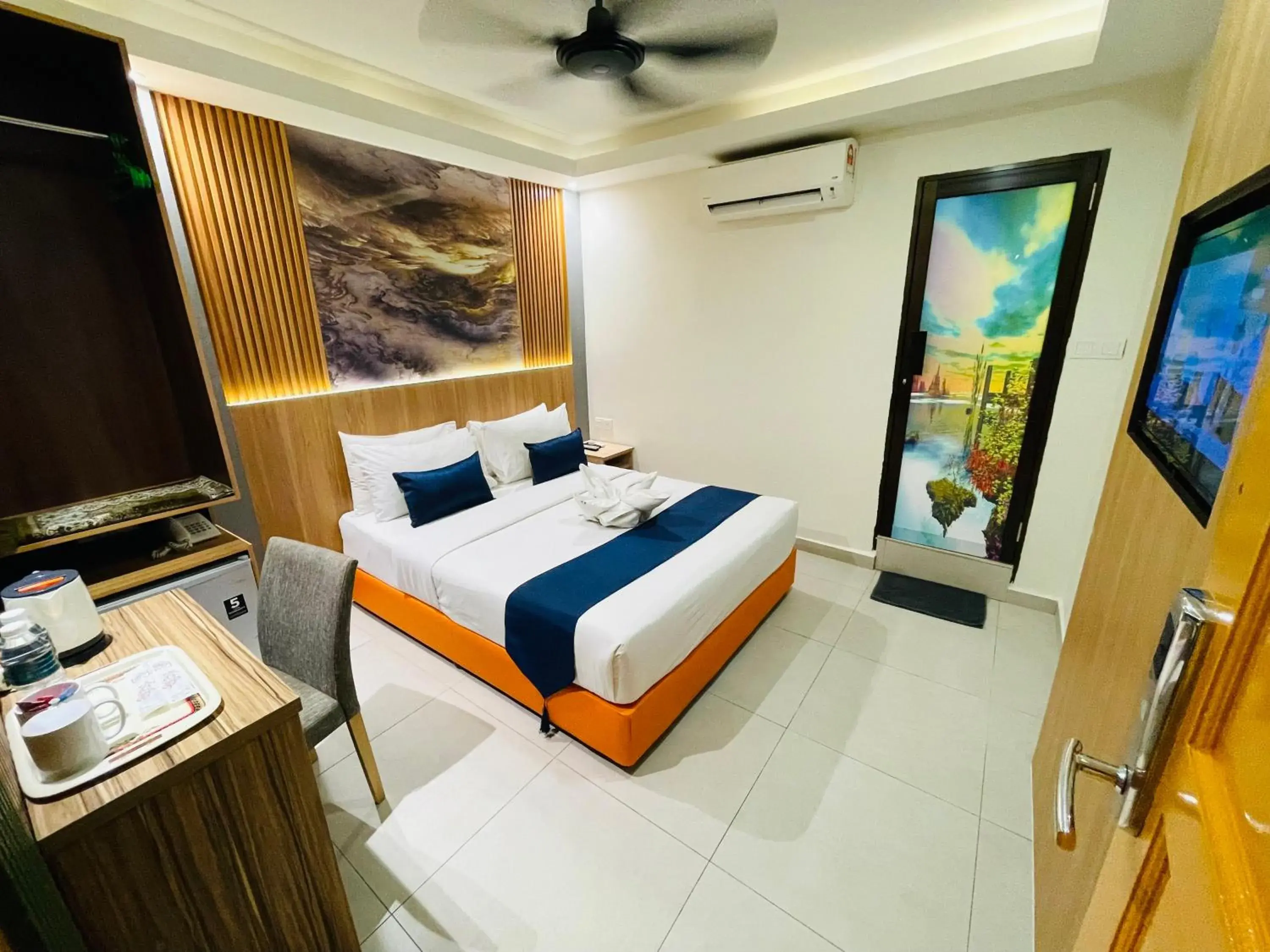 Deluxe Queen Room : Hassle Free Check-in / Free Wifi / Hourly Sanitization of Common Area / Gym & Rooftop Sky Garden Access in ESSY Hotel KL Sentral Deluxe Queen Room : Hassle Free Check-in / Free Wifi / Hourly Sanitization of Common Area / Gym & Rooftop Sky Garden Access in ESSY Hotel KL Sentral