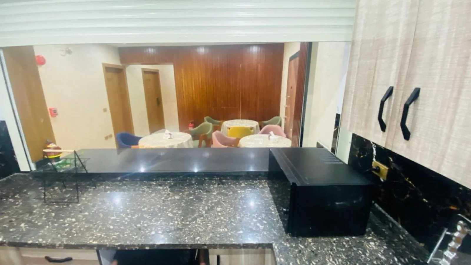 Restaurant/places to eat in Golden Season Hotel