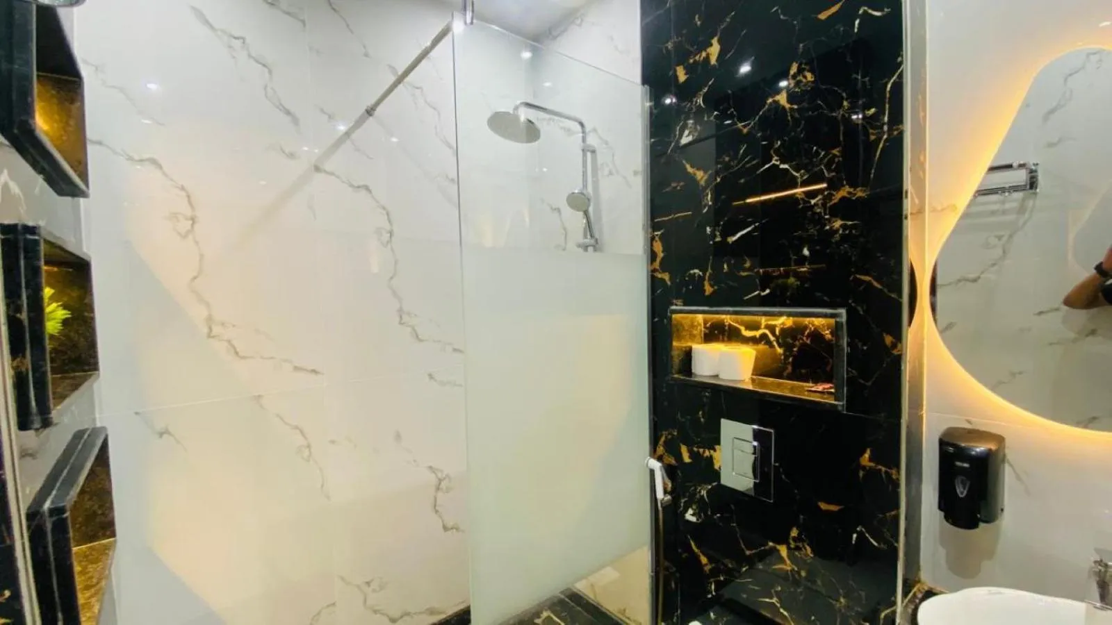 Toilet in Golden Season Hotel