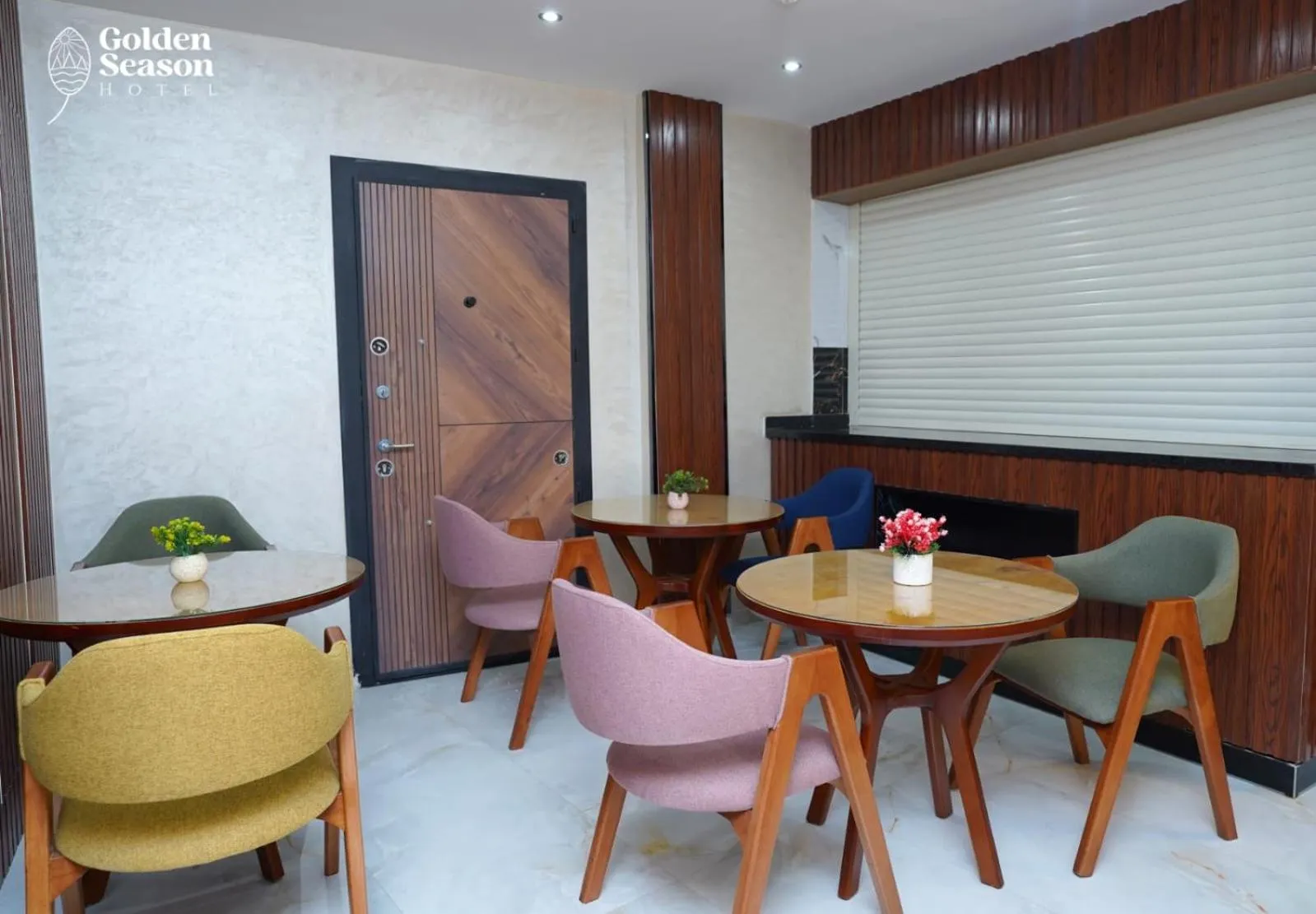 Restaurant/places to eat in Golden Season Hotel