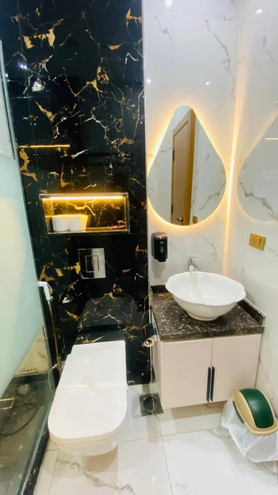 Toilet in Golden Season Hotel