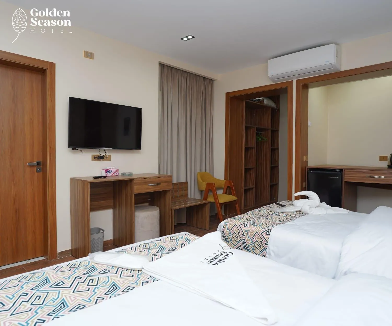 Communal lounge/ TV room, Bed in Golden Season Hotel