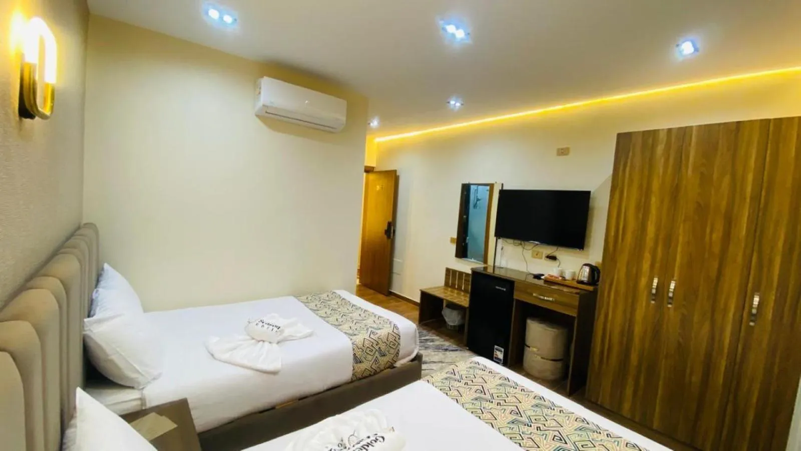 Photo of the whole room, Bed in Golden Season Hotel