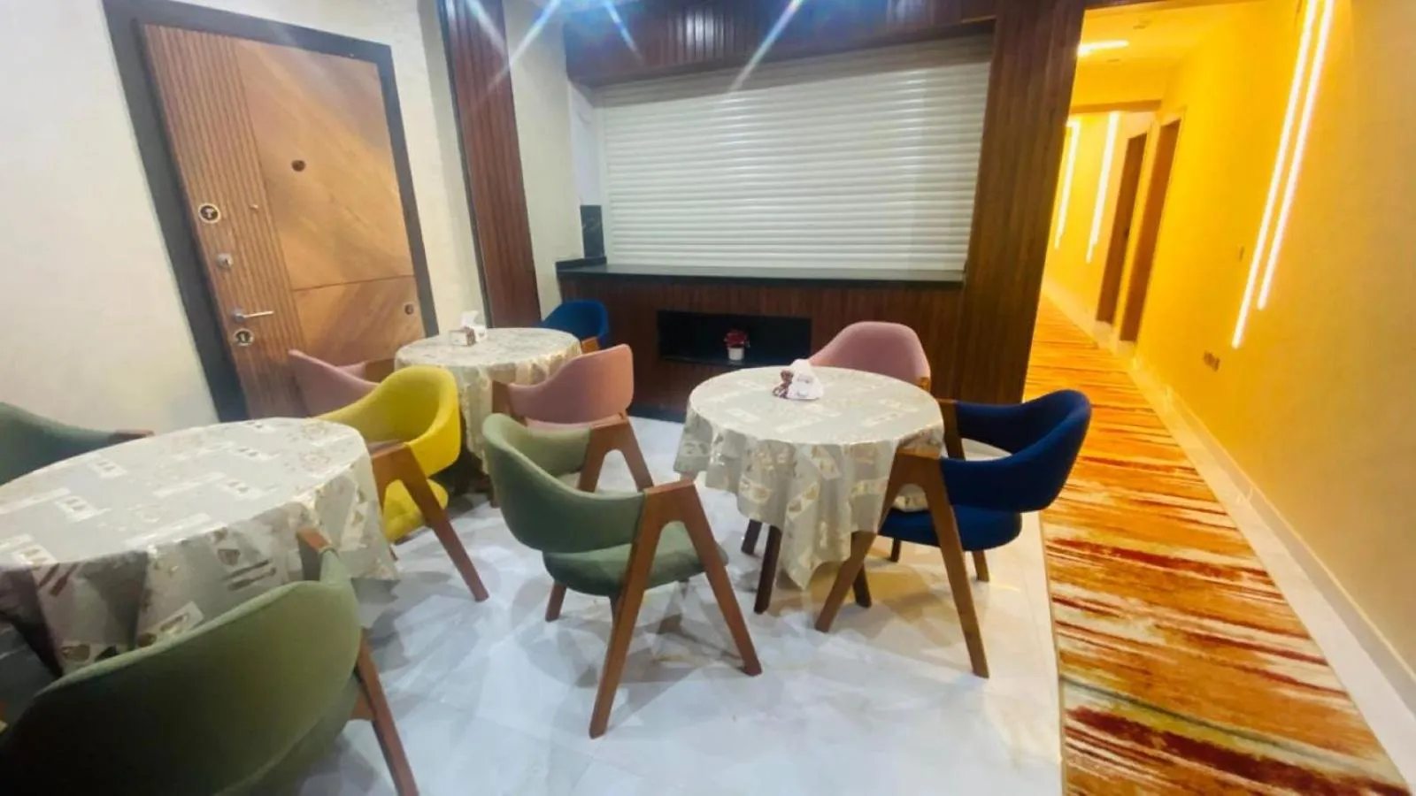 Restaurant/places to eat in Golden Season Hotel