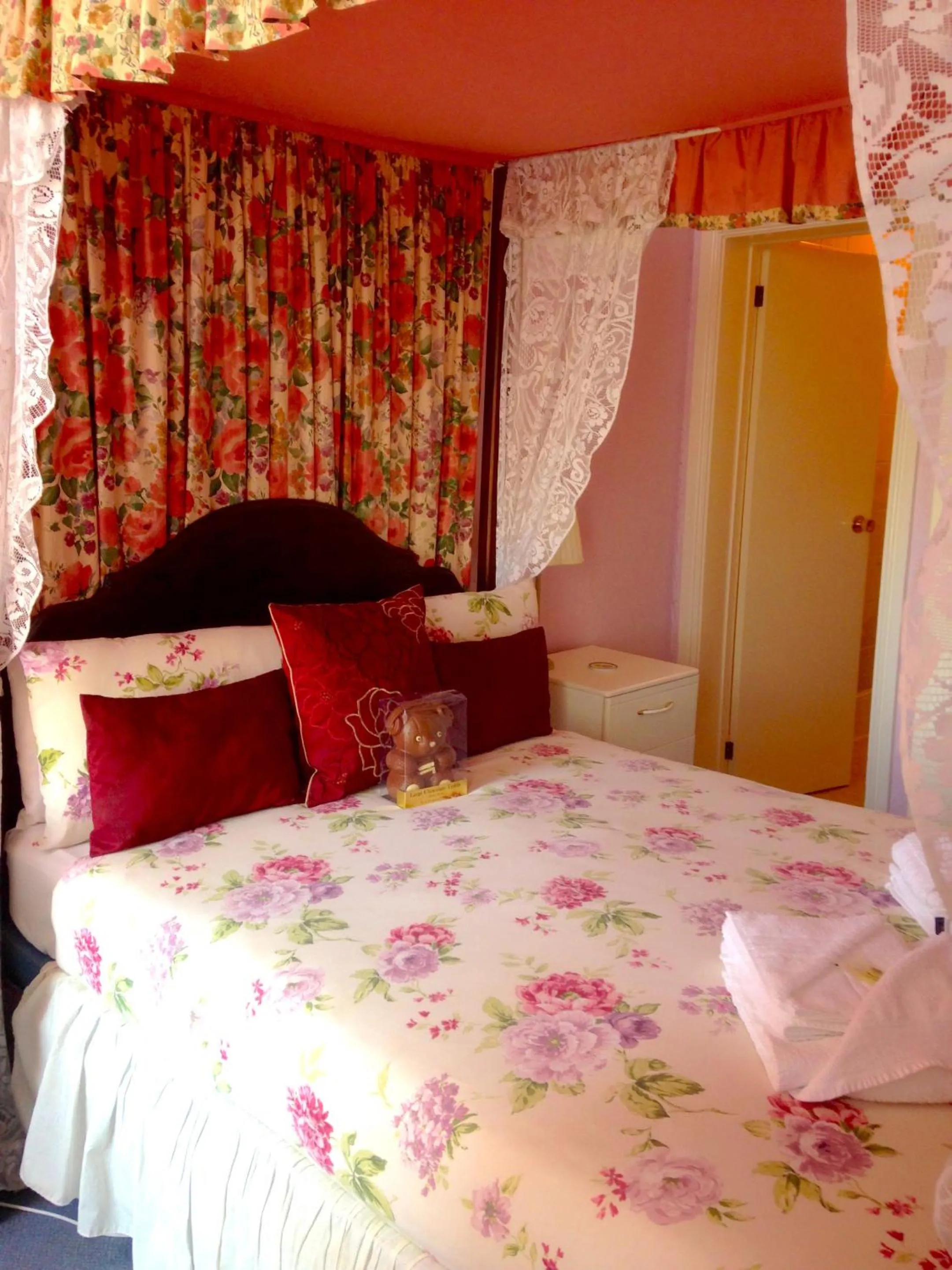 Bedroom, Bed in Cherry Tree Hotel