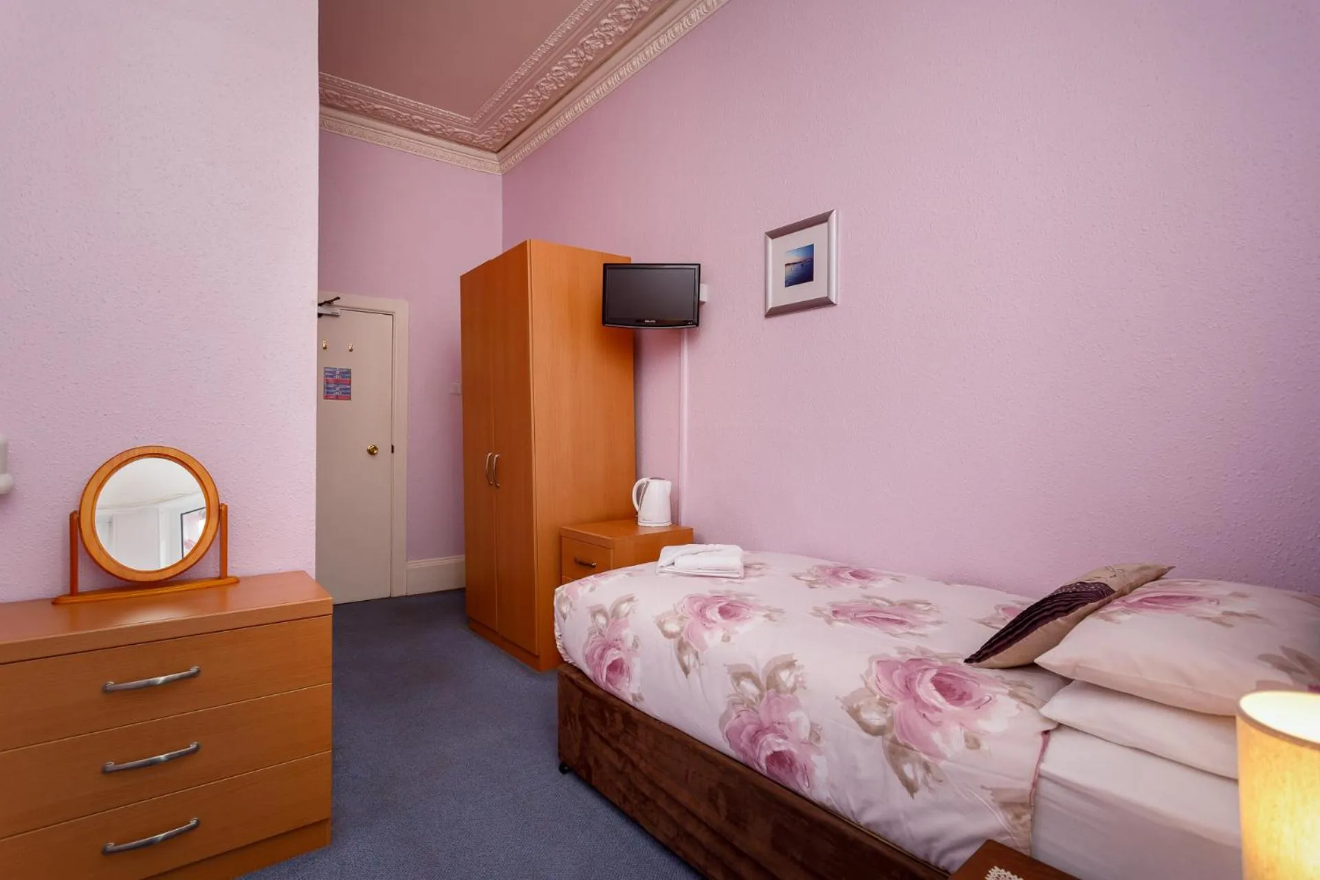 Bedroom, Bed in Cherry Tree Hotel