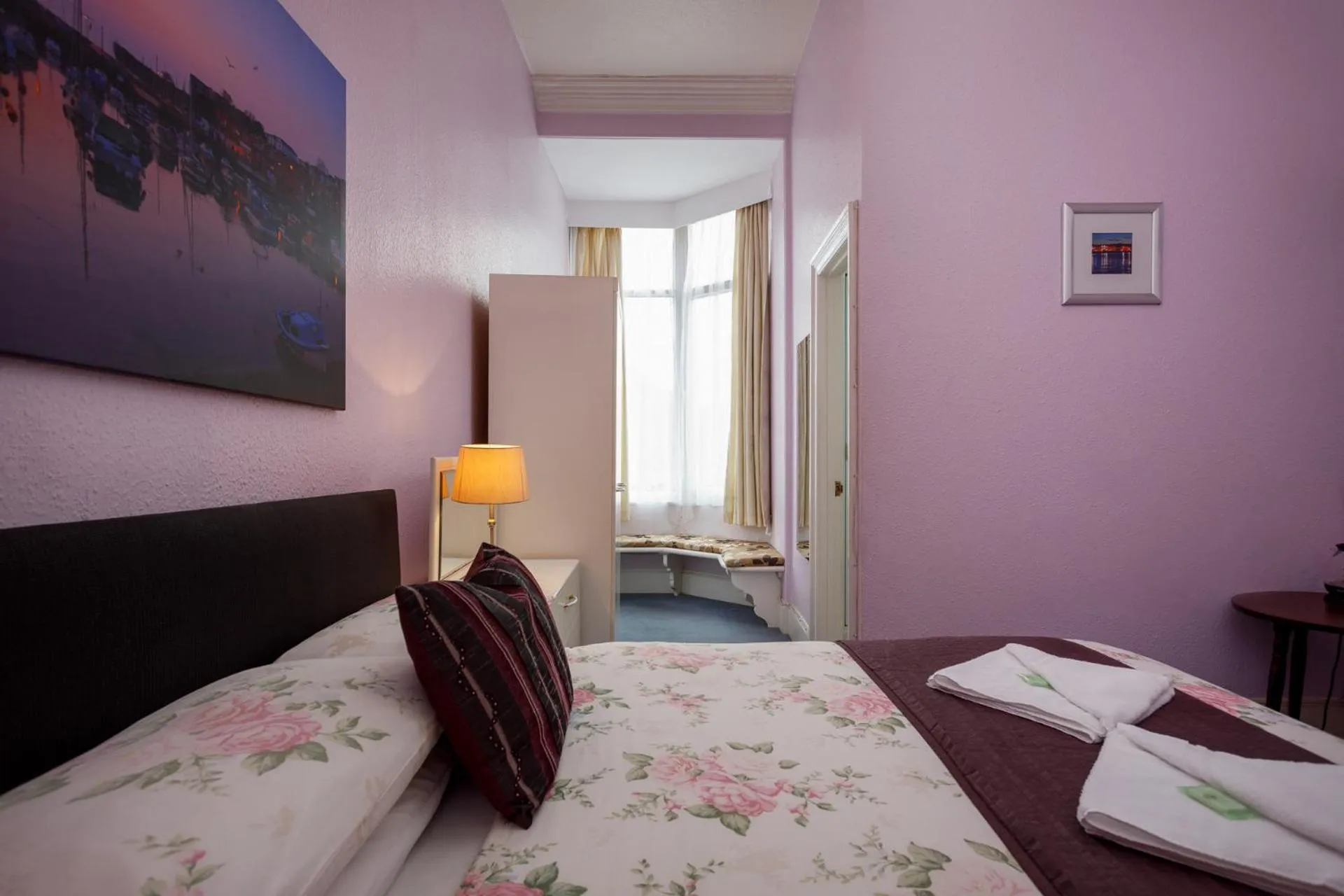 Bedroom, Bed in Cherry Tree Hotel