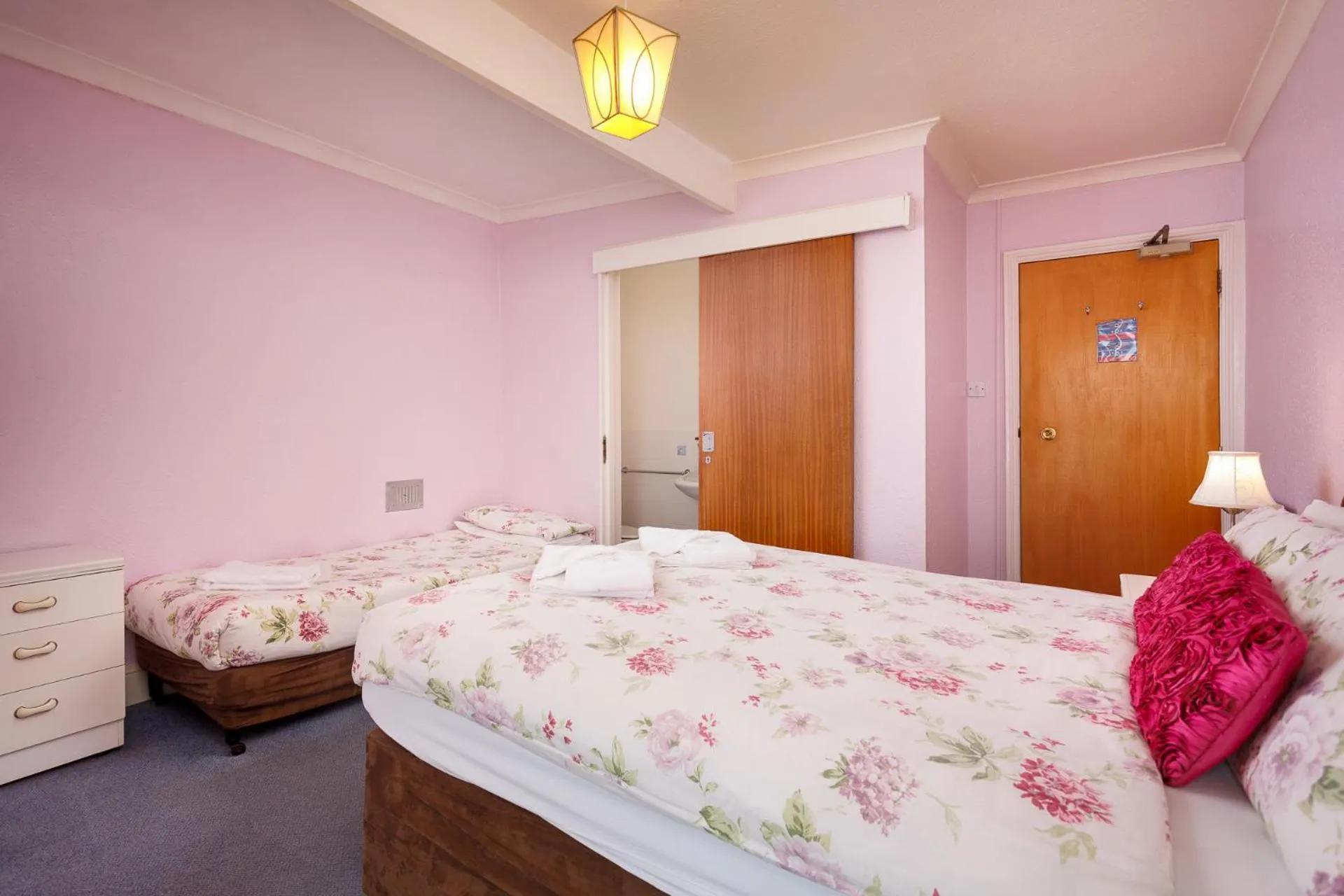 Bedroom, Bed in Cherry Tree Hotel