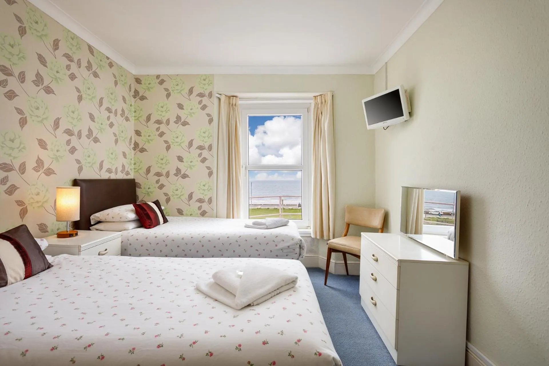 Bedroom, Bed in Cherry Tree Hotel