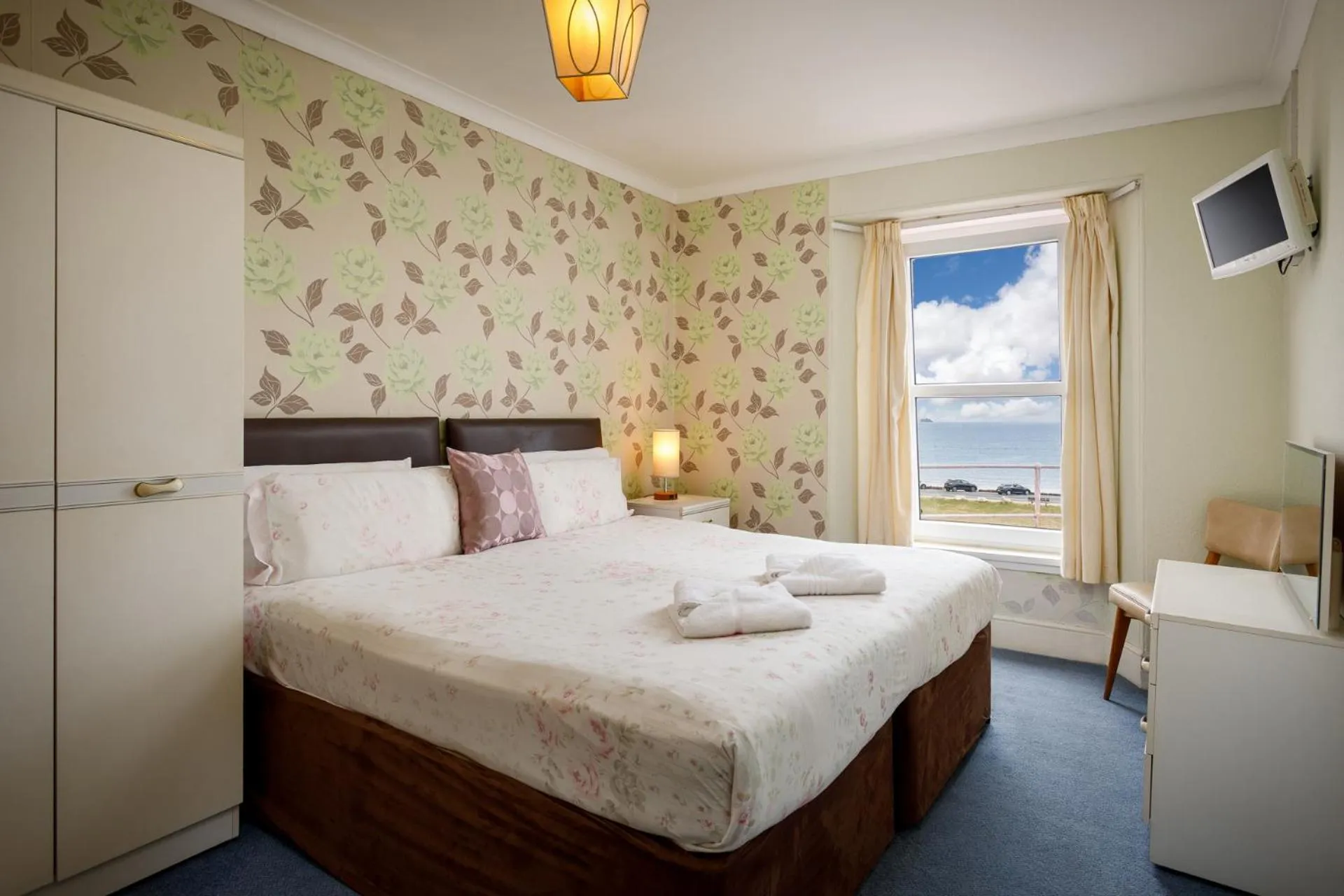 Bedroom, Bed in Cherry Tree Hotel