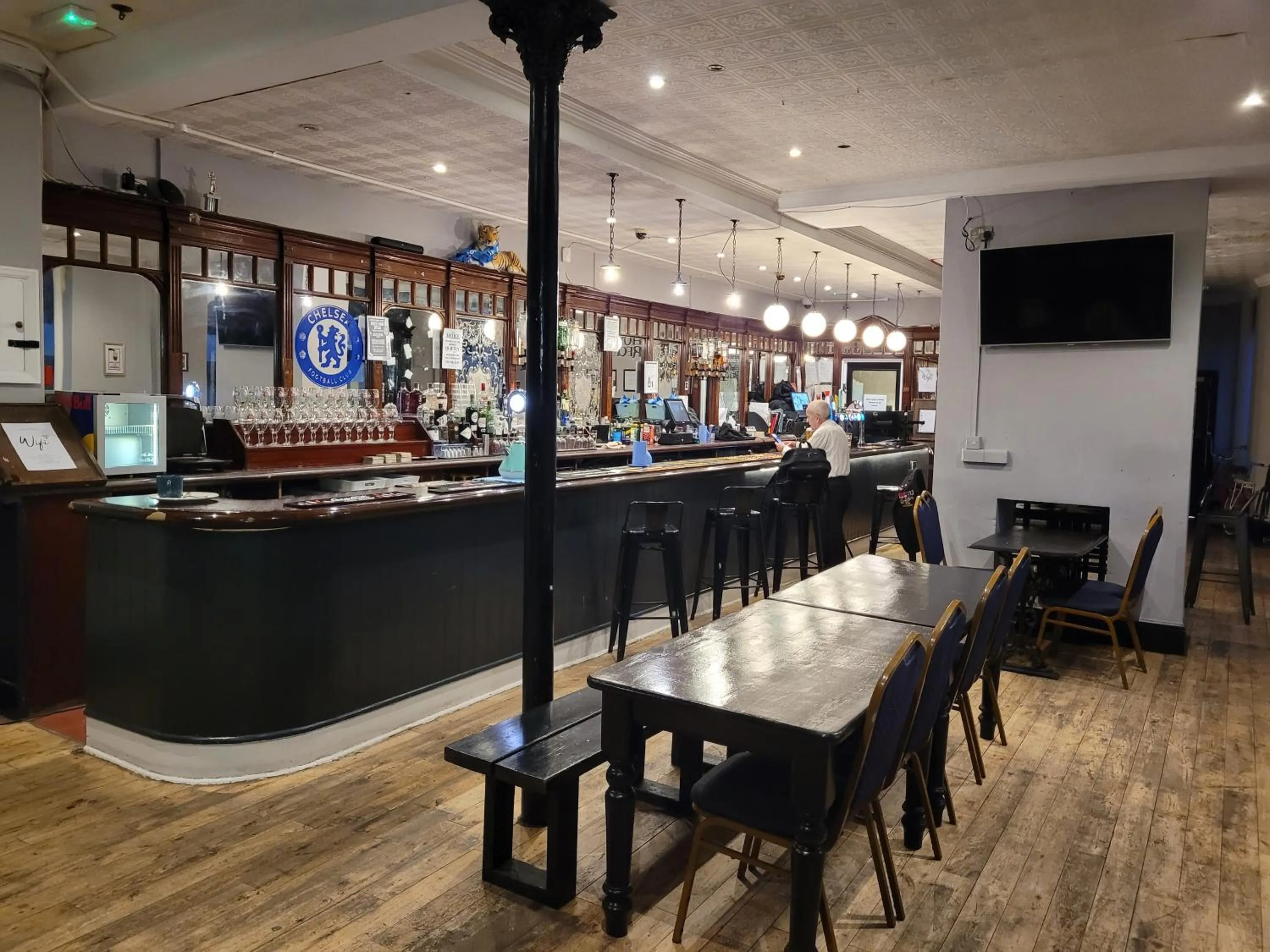 Nightclub / DJ in Queen Elizabeth Hostel