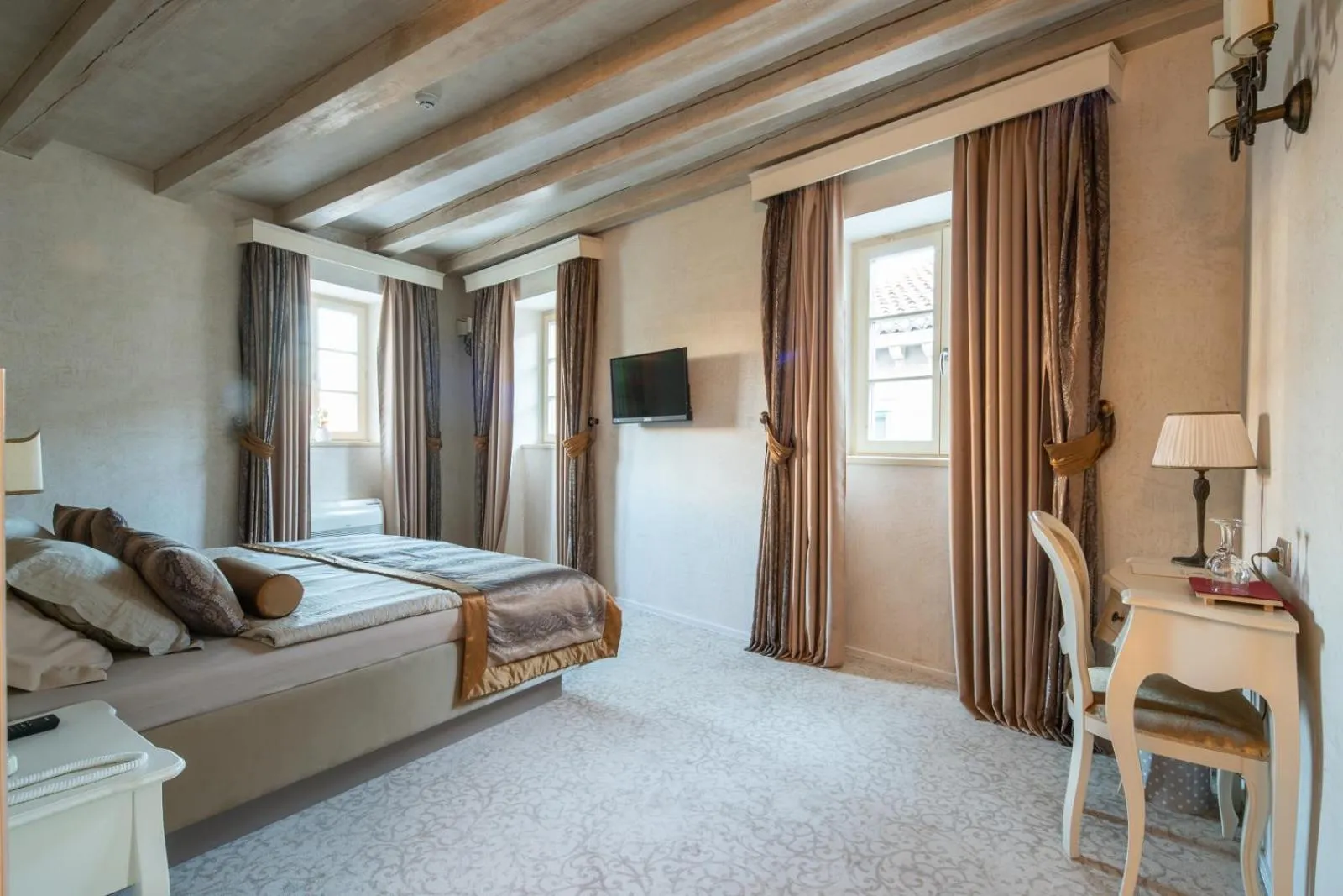 Bed in Heritage Hotel Life Palace