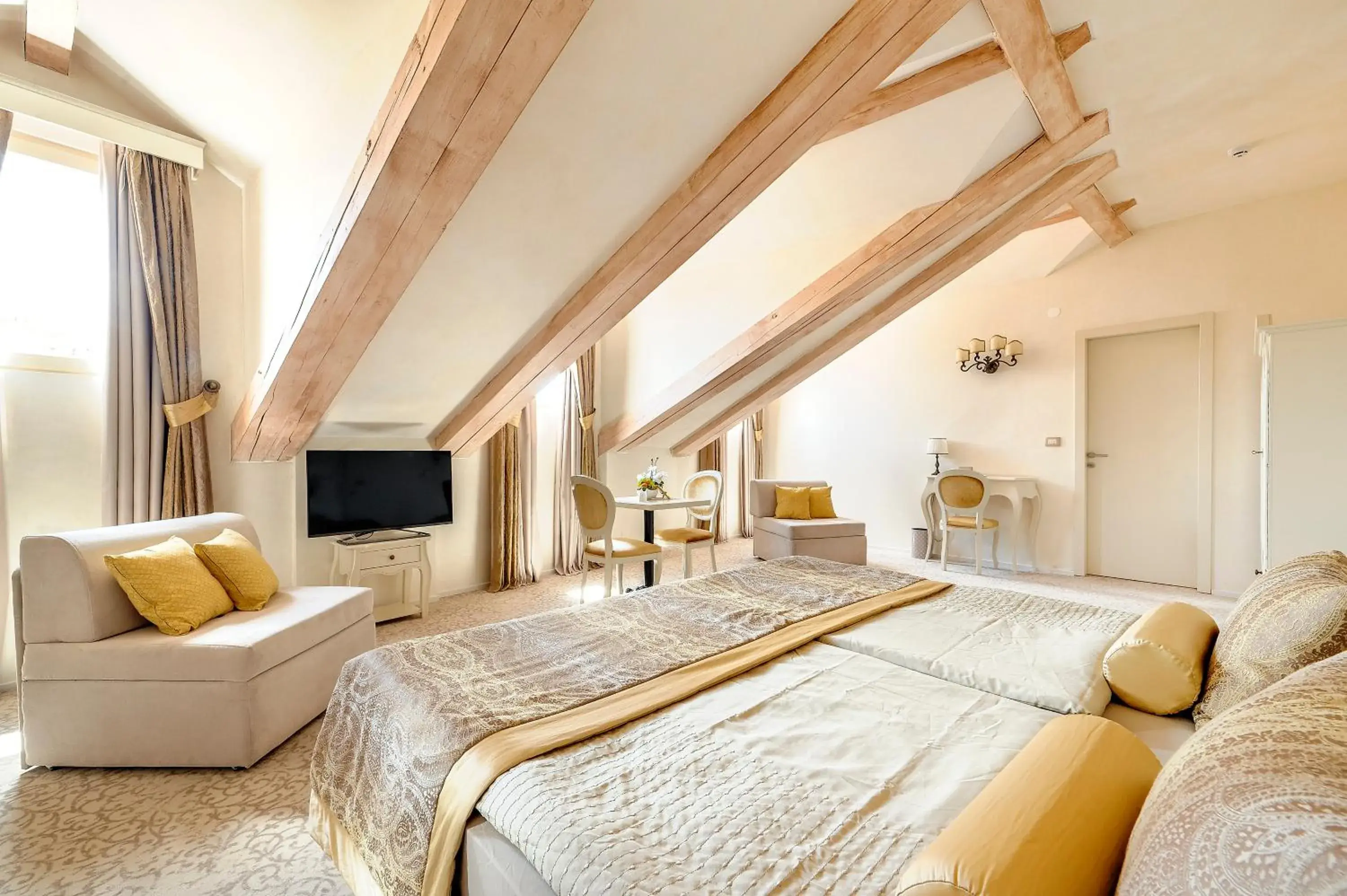 Junior Suite in Heritage Hotel Life Palace Junior Suite in Heritage Hotel Life Palace