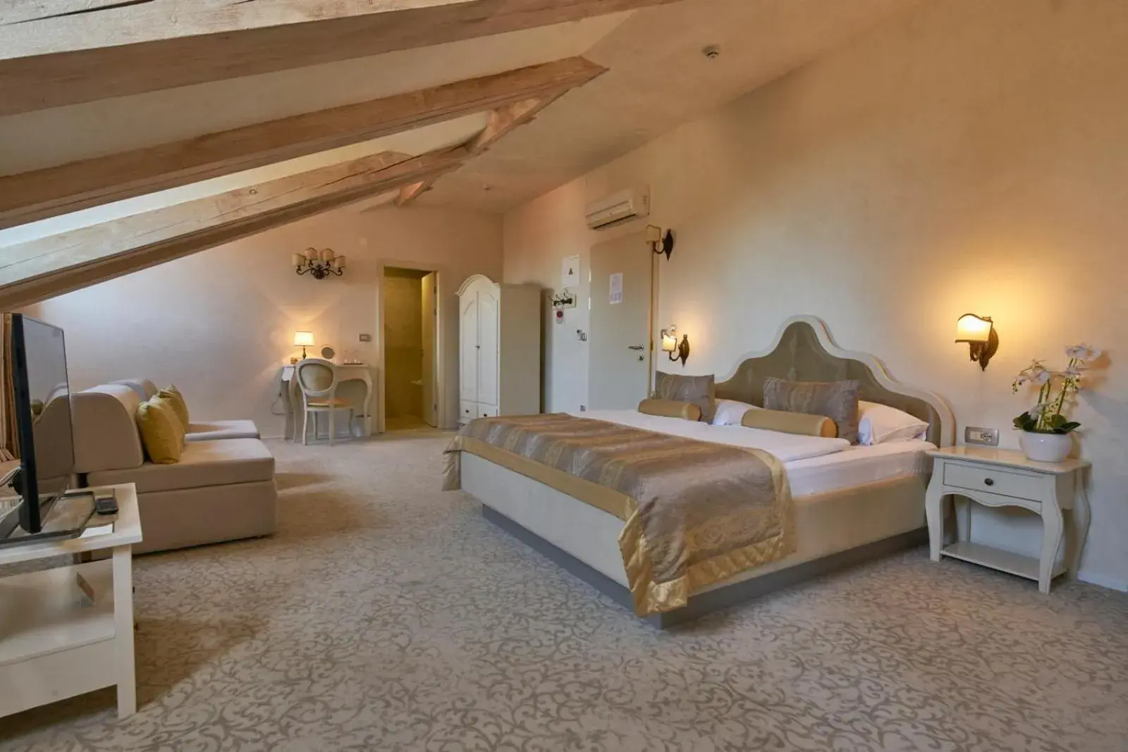 Junior Suite - single occupancy in Heritage Hotel Life Palace Junior Suite - single occupancy in Heritage Hotel Life Palace