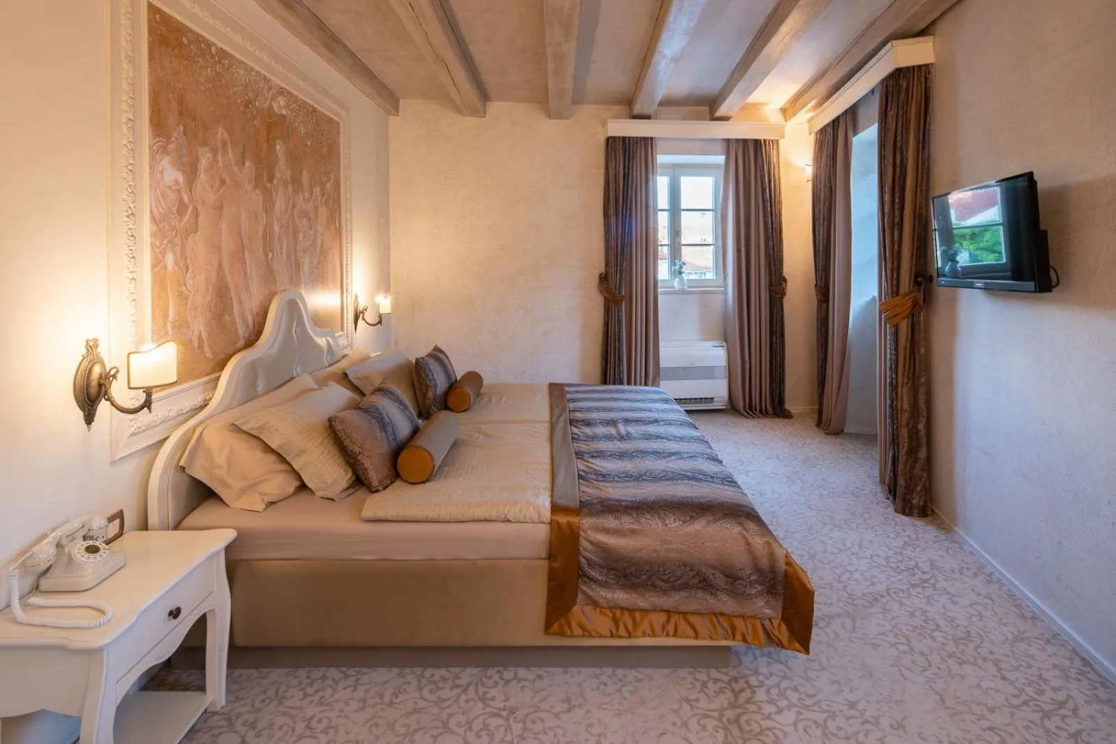 Bed in Heritage Hotel Life Palace