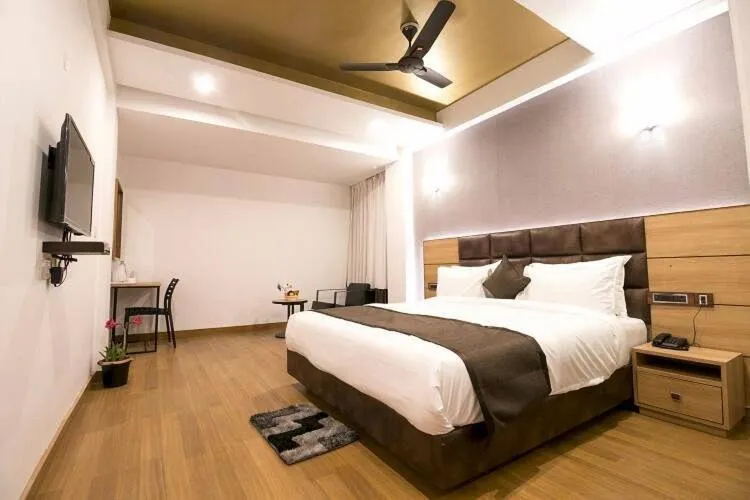 Shower, Bed in The Regal Hotel & Lounge