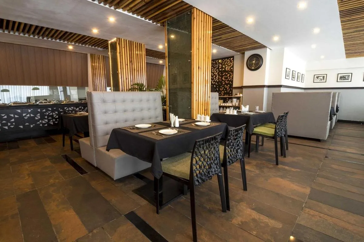 Restaurant/places to eat in The Regal Hotel & Lounge