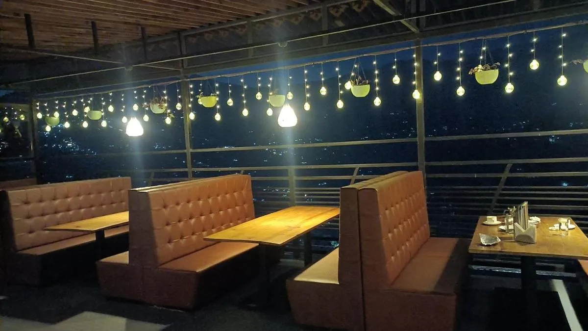 Restaurant/places to eat in The Regal Hotel & Lounge