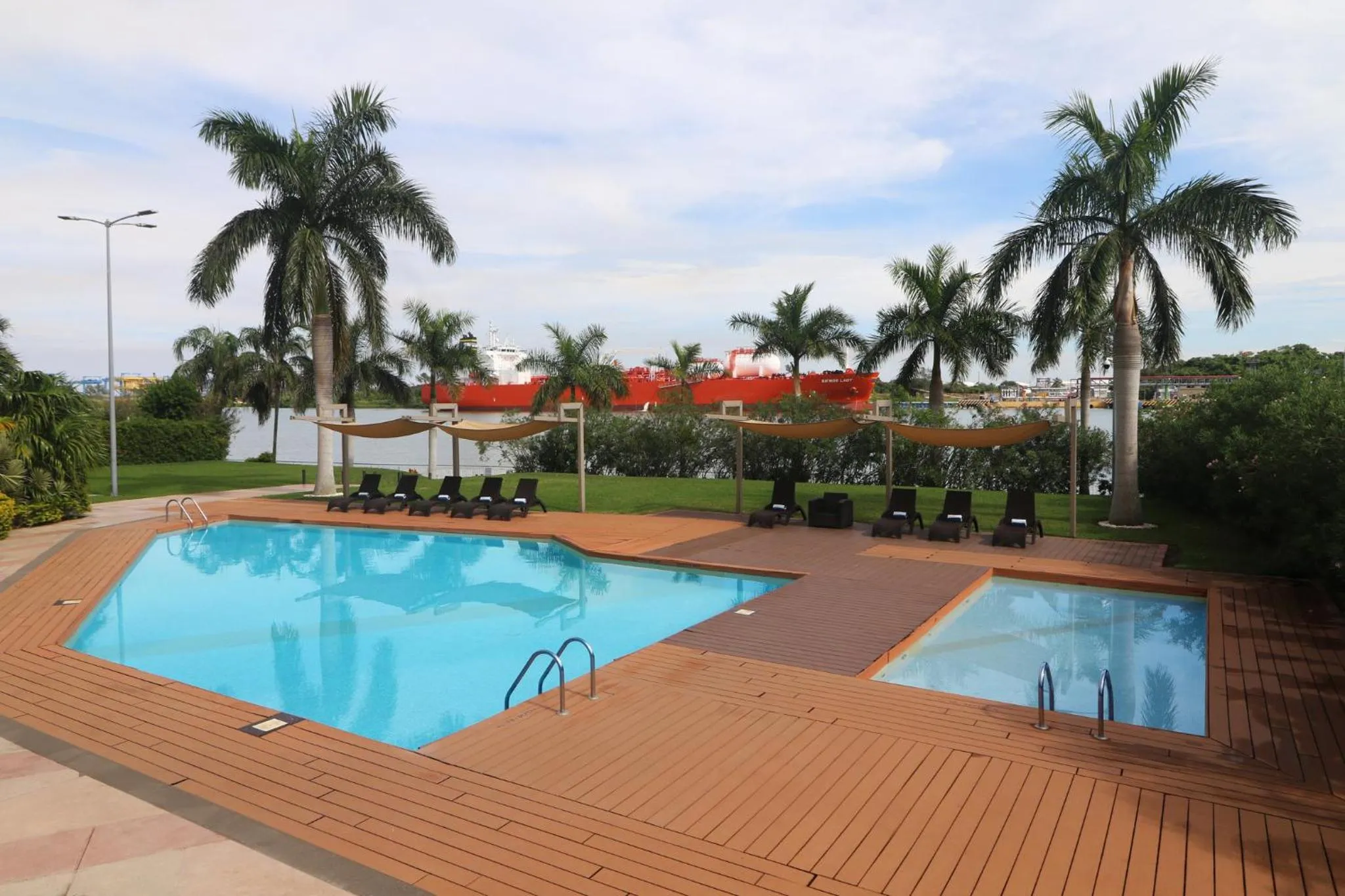 Swimming pool in Holiday Inn Express - Tuxpan by IHG