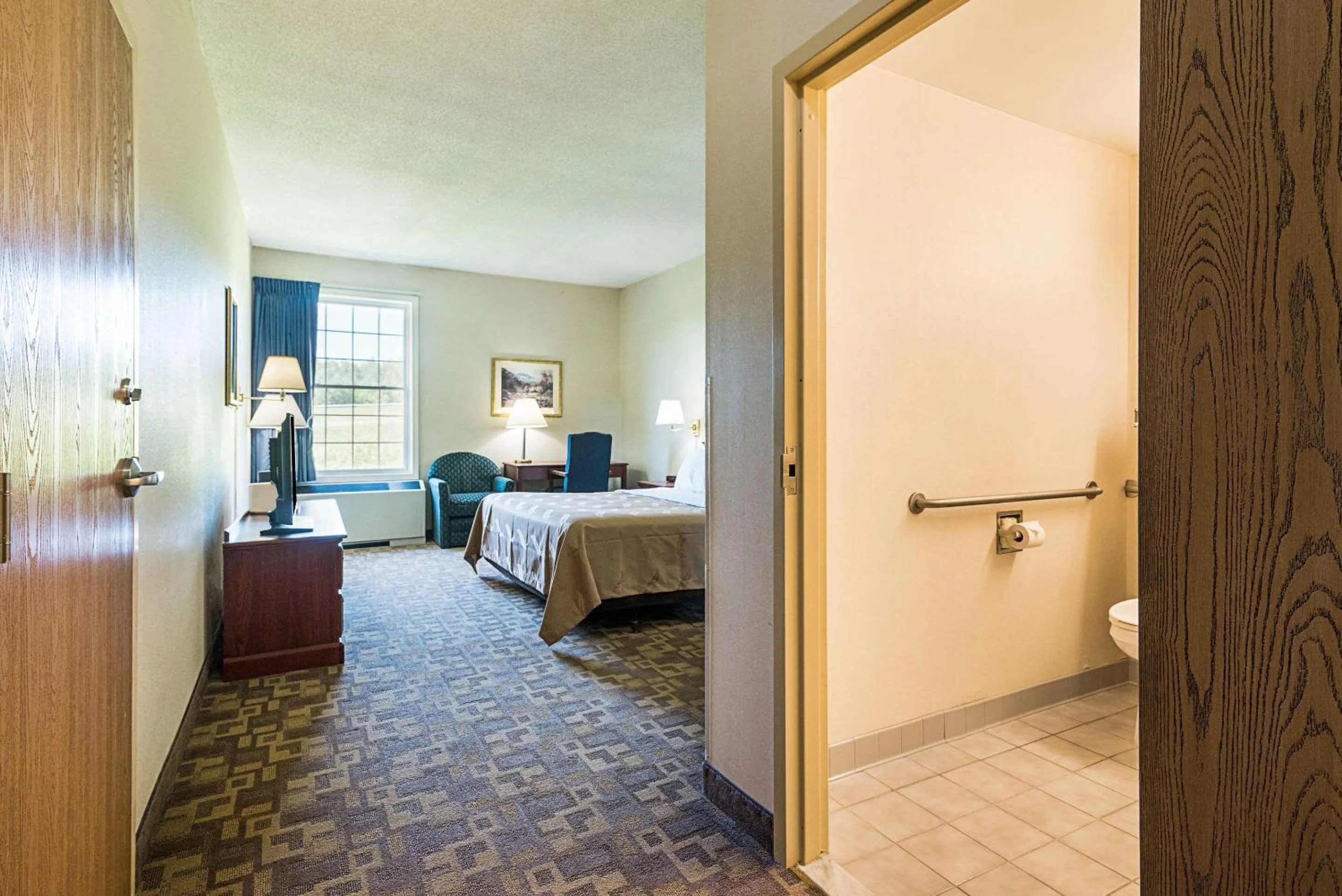 Bedroom, Bed in Quality Inn & Suites Schoharie near Howe Caverns