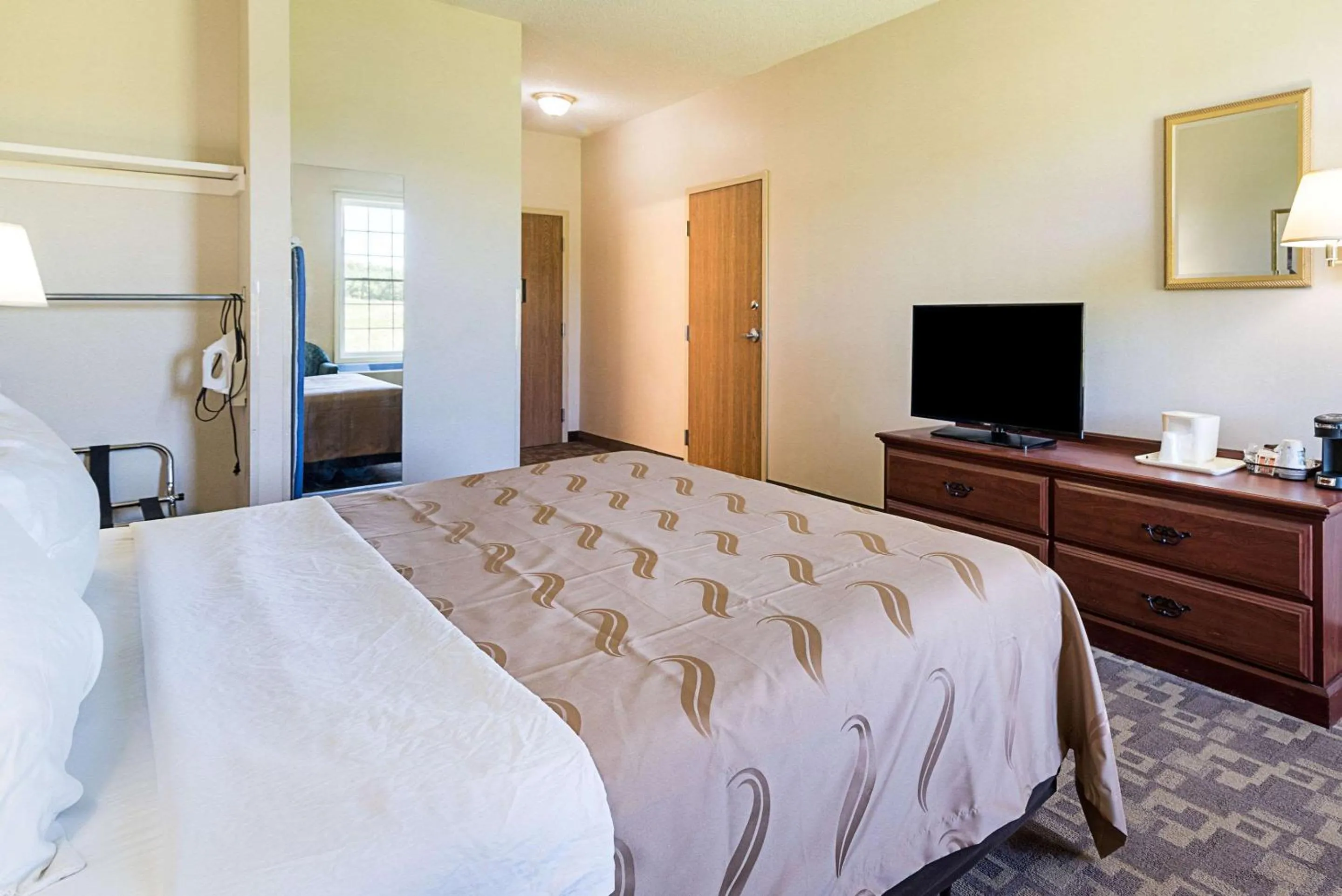 Bedroom, Bed in Quality Inn & Suites Schoharie near Howe Caverns