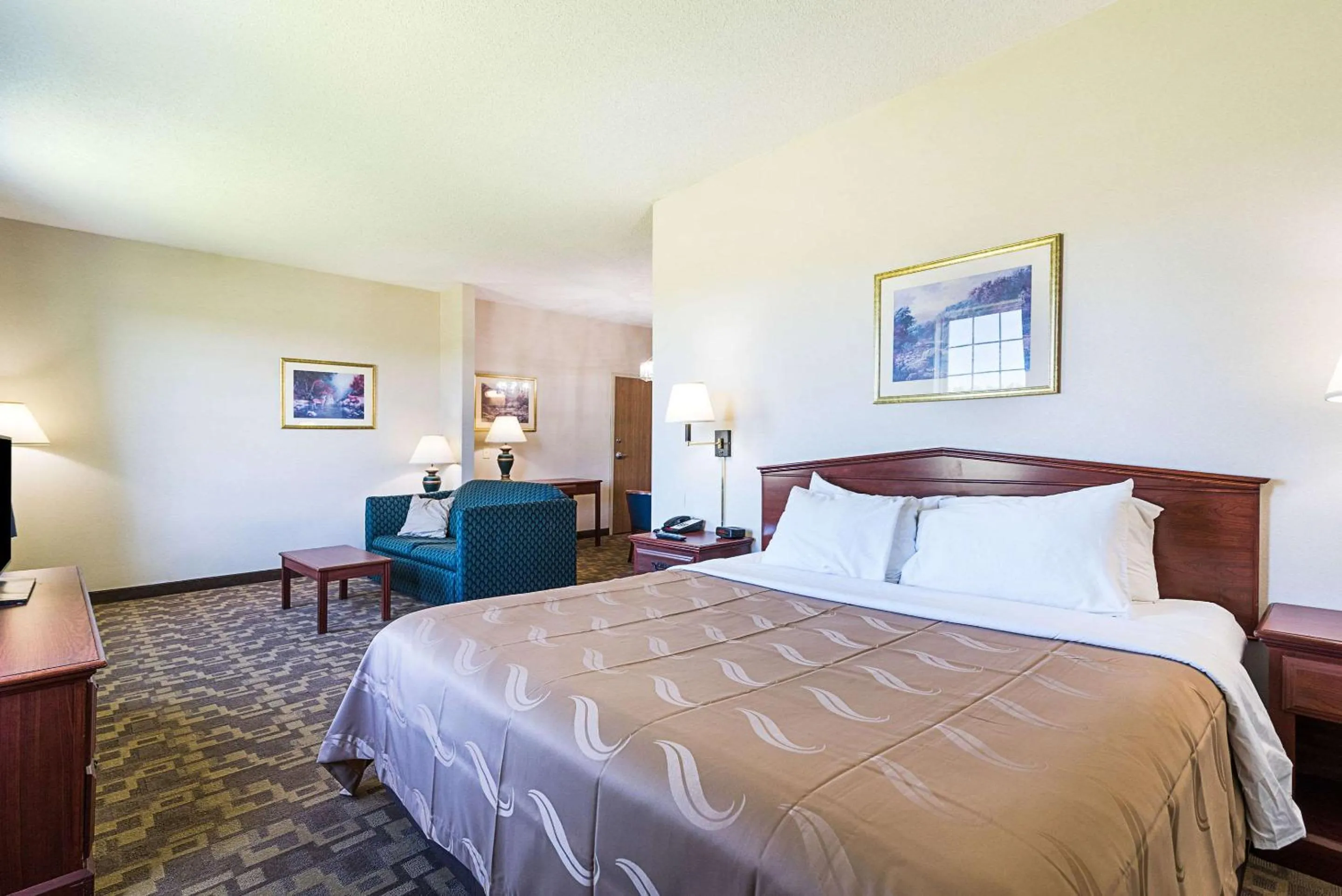 Bedroom, Bed in Quality Inn & Suites Schoharie near Howe Caverns