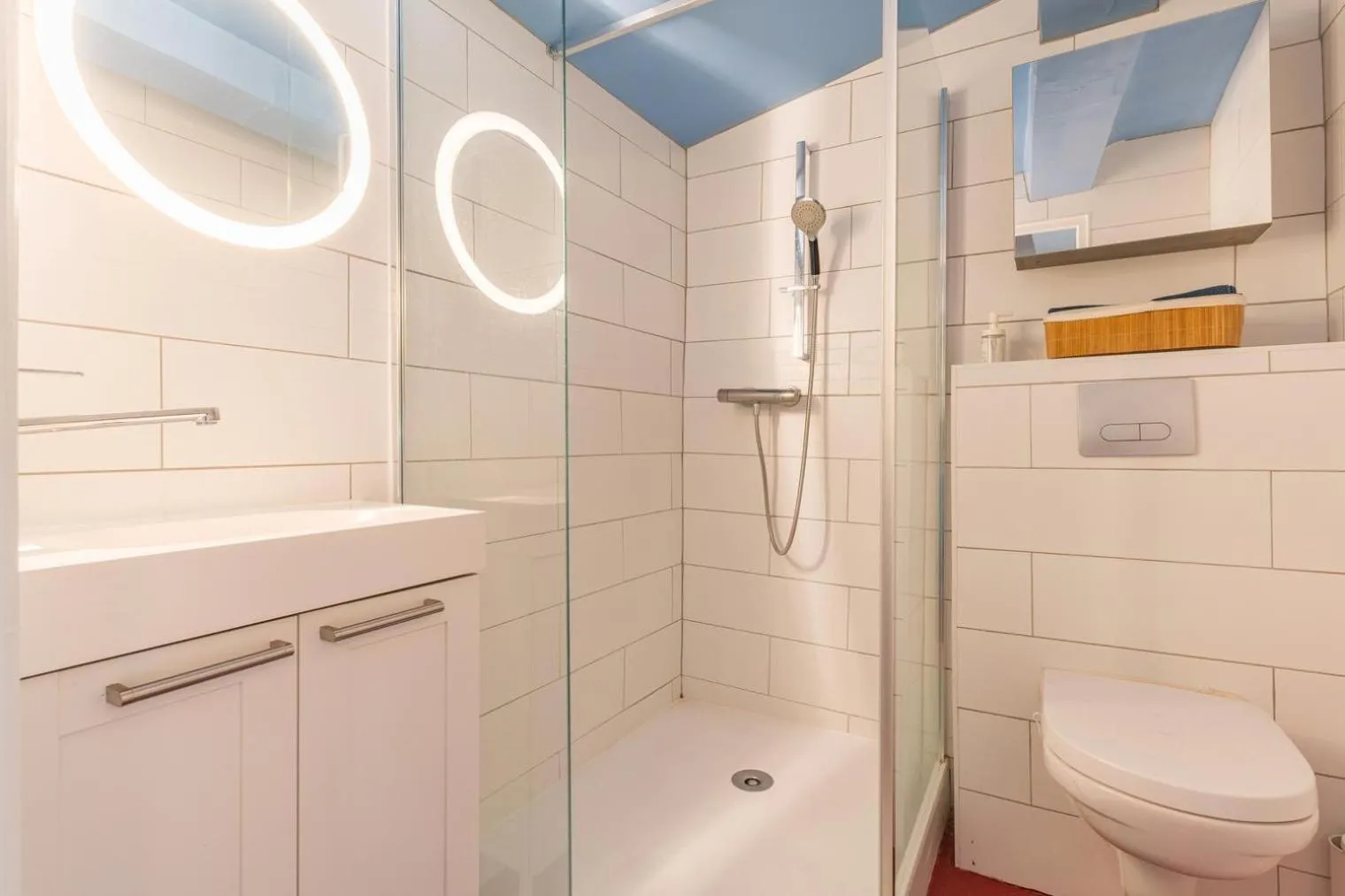 Shower in Finsonius Studios