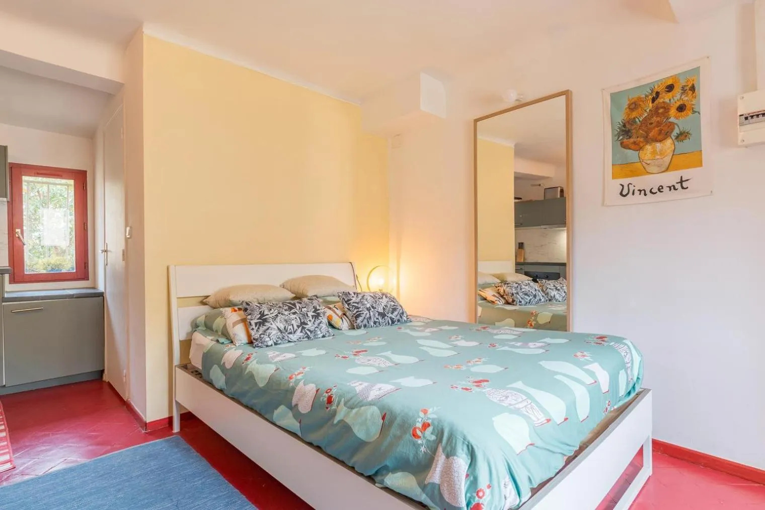 Photo of the whole room, Bed in Finsonius Studios