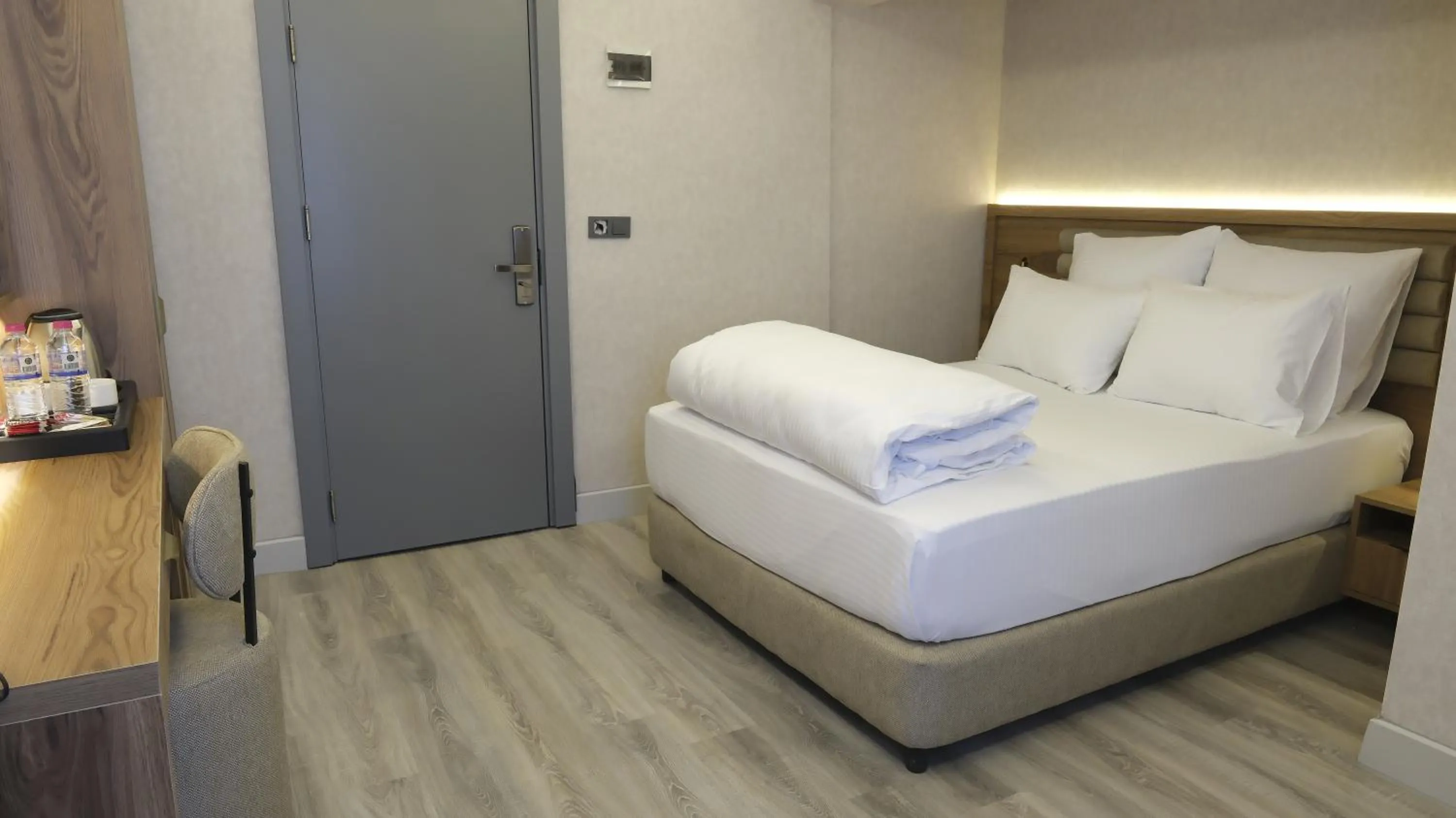 Bedroom, Bed in Optimal Hotel